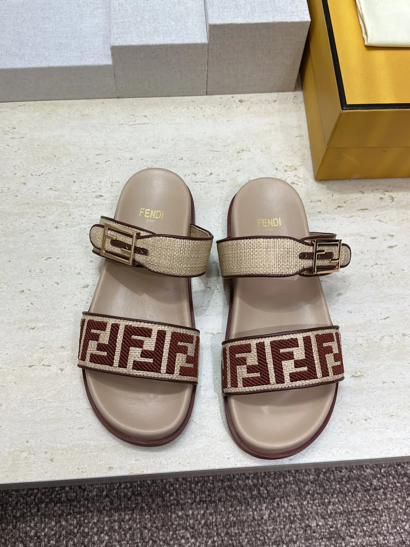 Women's Flip-Flops FENDI 16910446