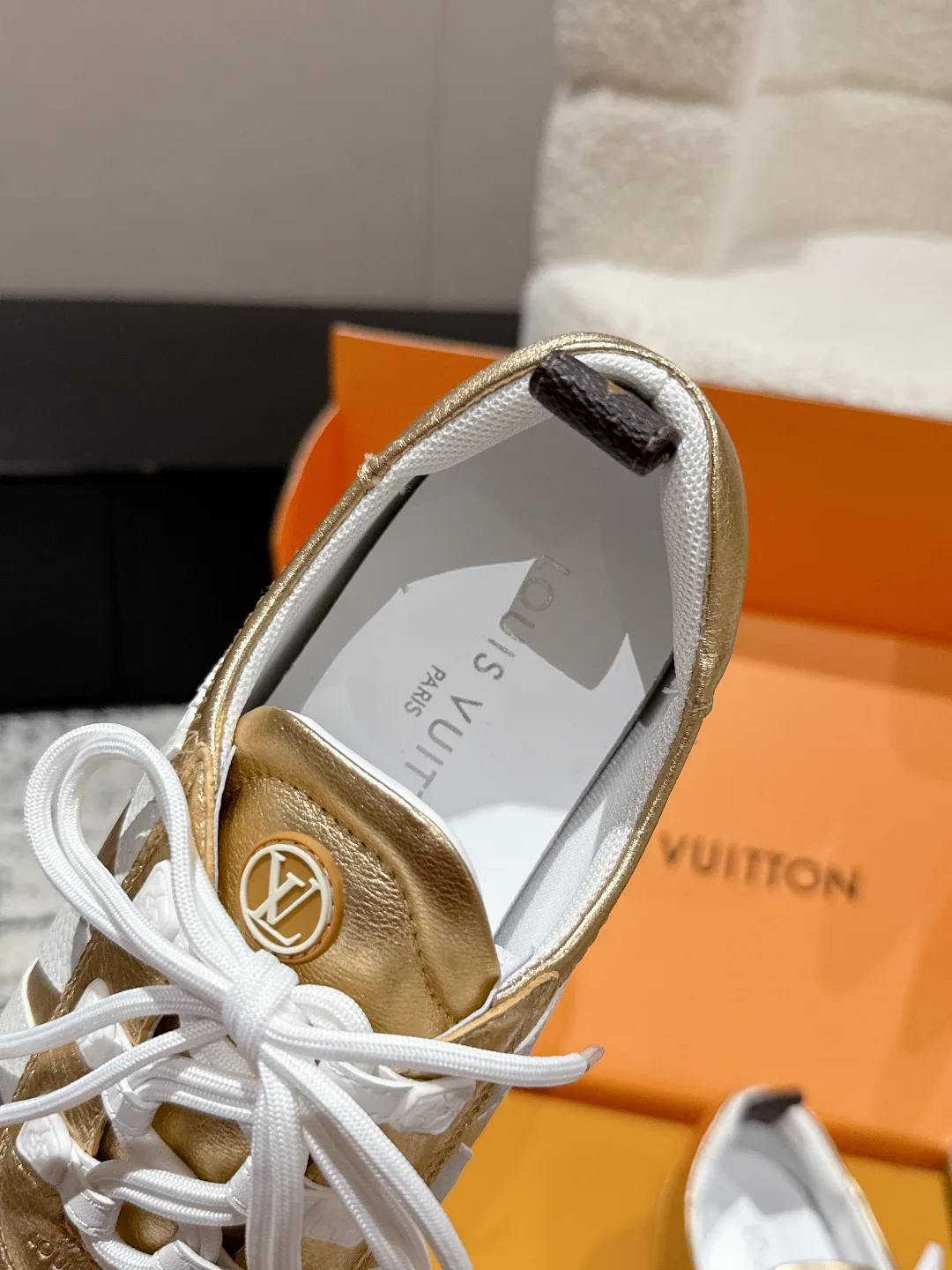 Women's Sneakers LOUIS VUITTON 18409705