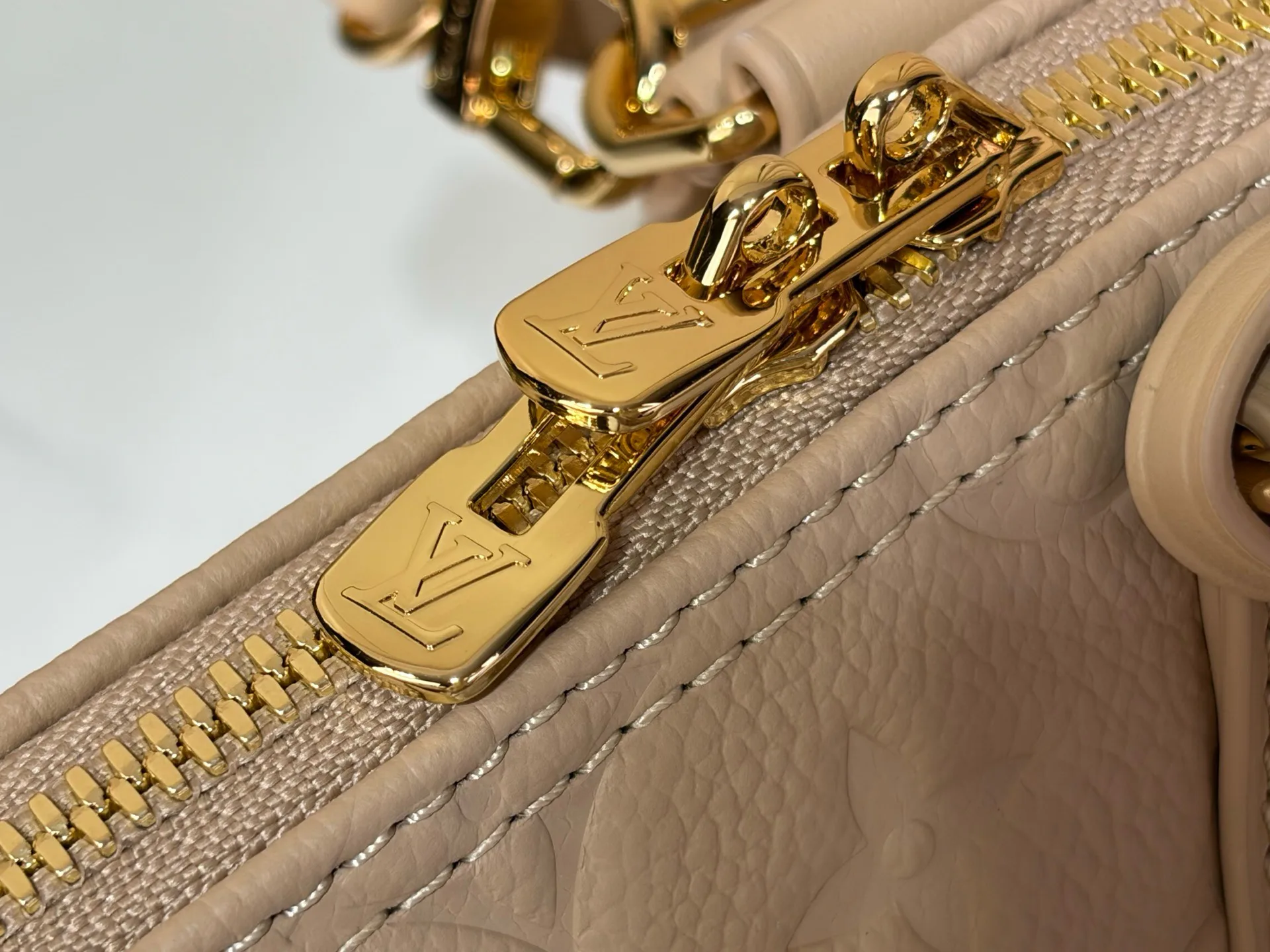 Women's Classic Handbags LOUIS VUITTON 18240306