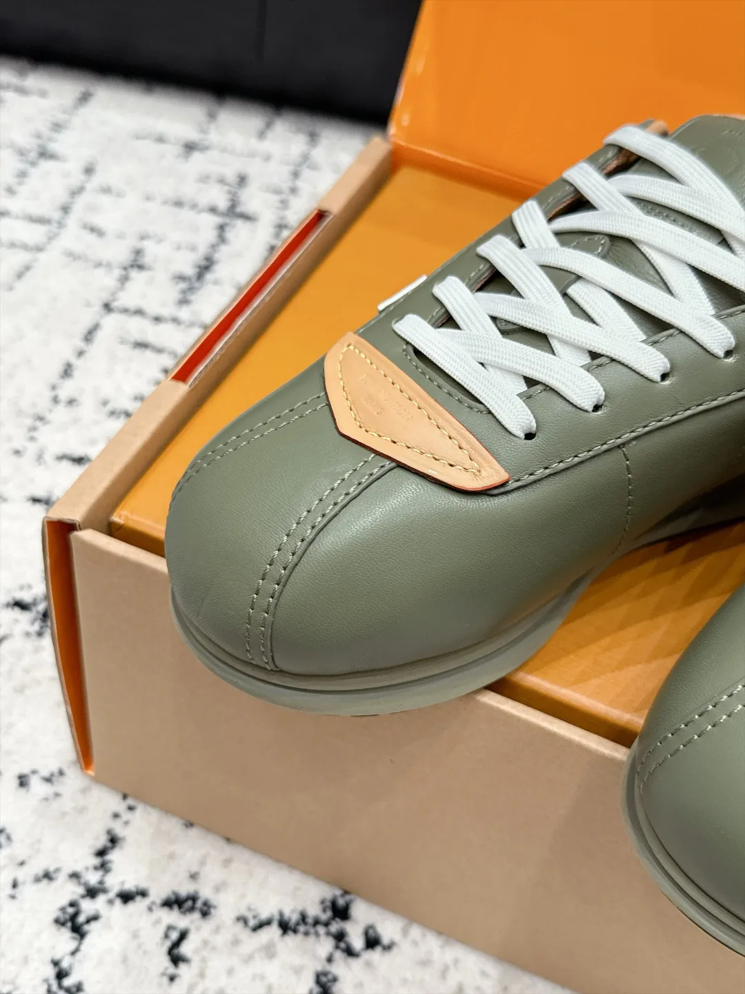Women's Sneakers LOUIS VUITTON 18406493