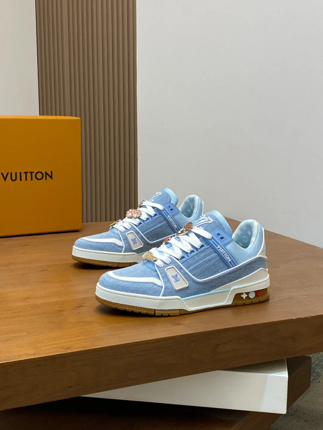 Women's Sneakers LOUIS VUITTON 18100325