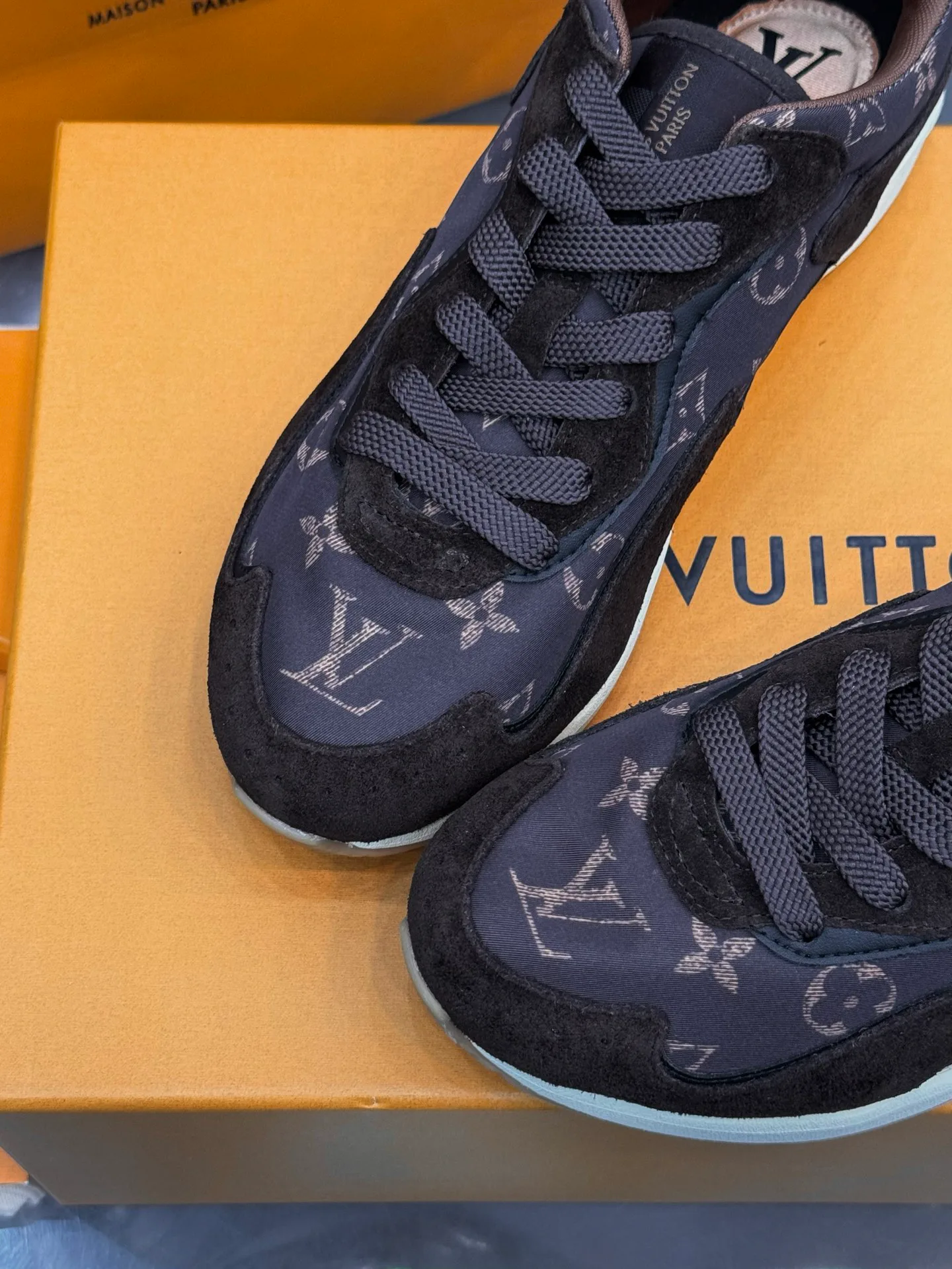 Men's Sneakers LOUIS VUITTON 18202640