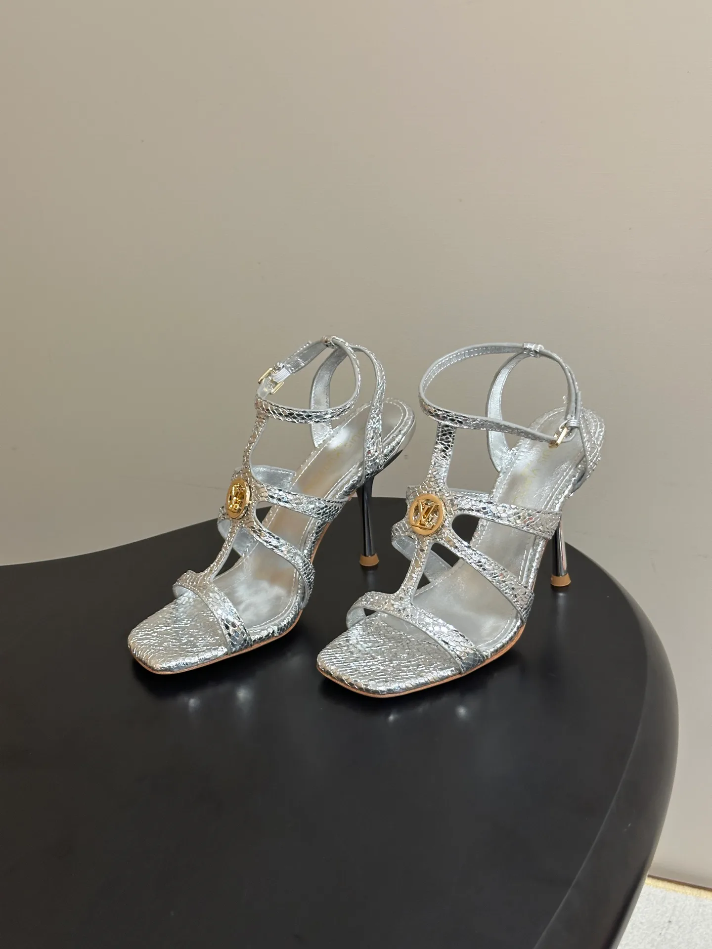 Women's Open-Toe Sandals LOUIS VUITTON 17768206