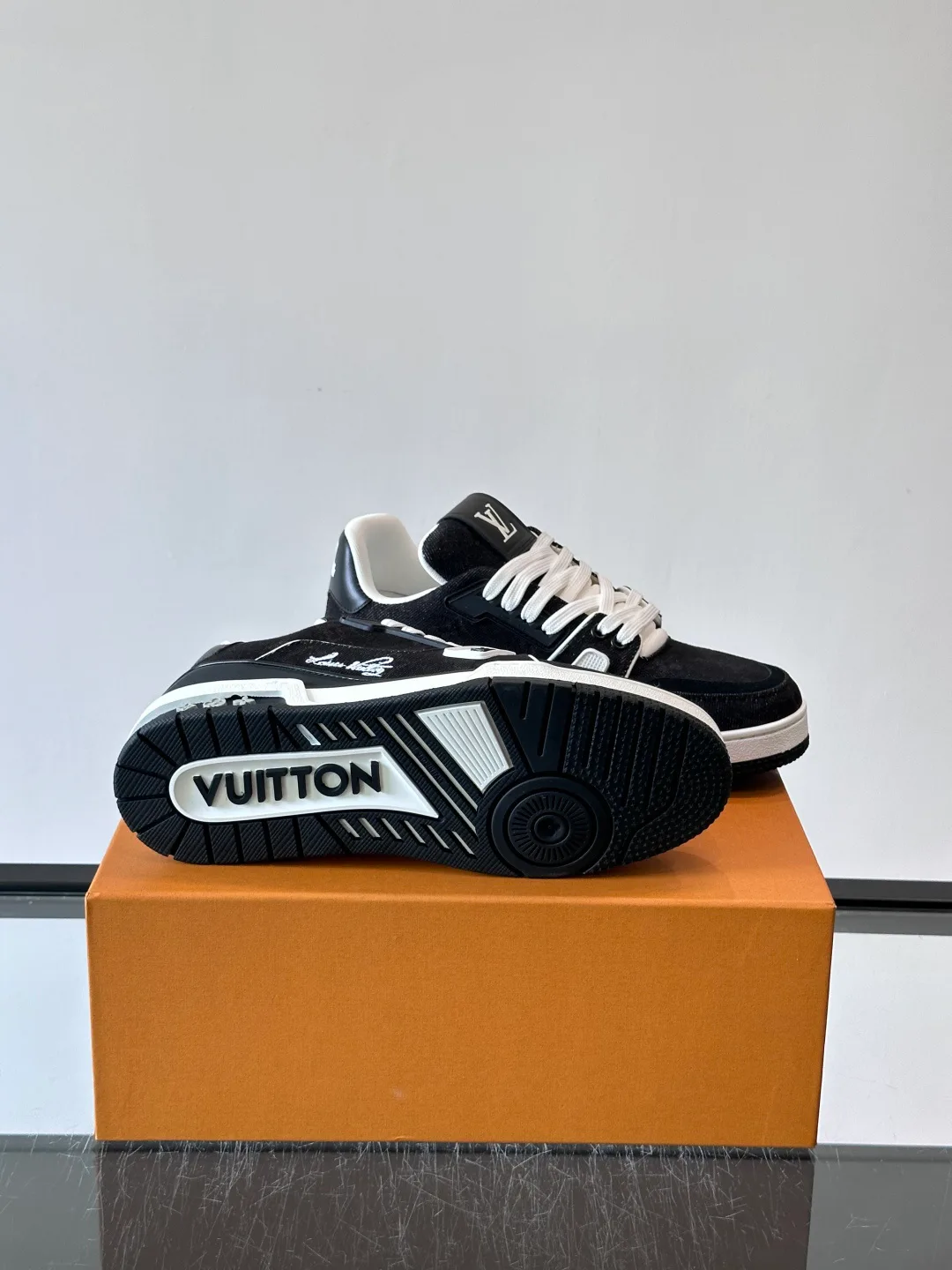 Women's Sneakers LOUIS VUITTON 18297327