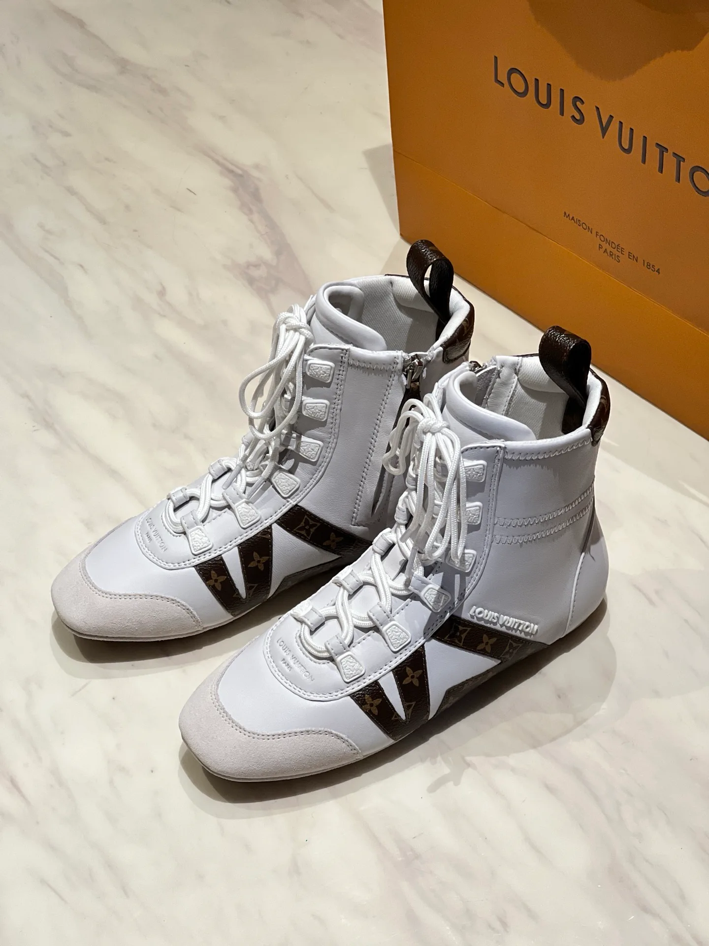 Women's Sneakers LOUIS VUITTON 18194173