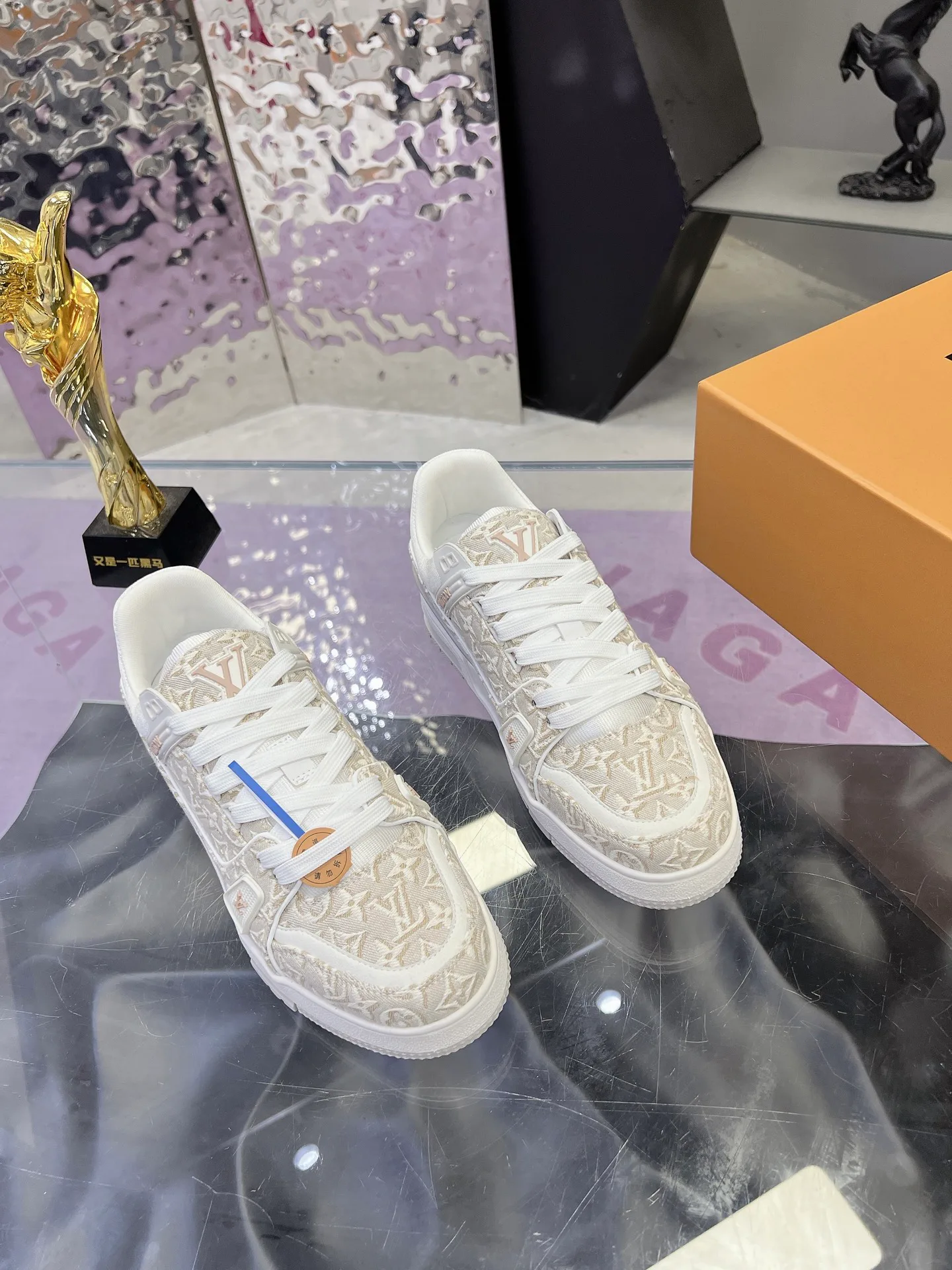 Men's Sneakers LOUIS VUITTON 17635618