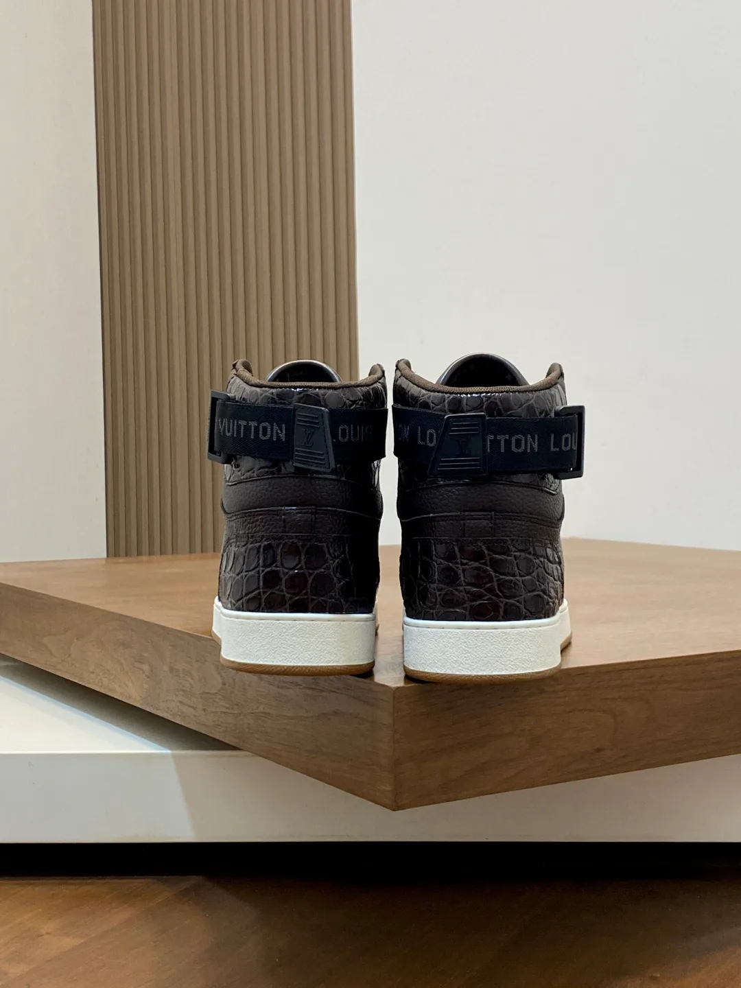 Men's Sneakers LOUIS VUITTON 18265102