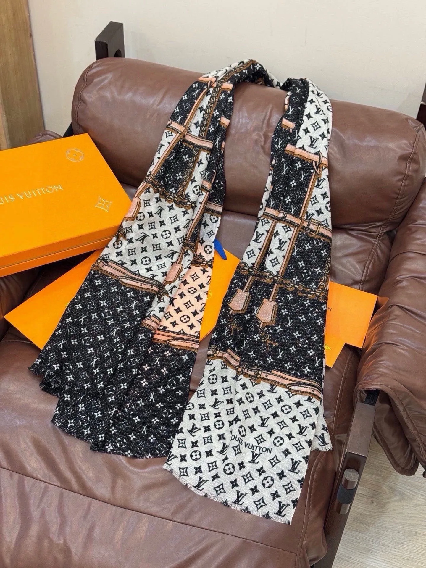 Scarves LOUIS VUITTON 17673157
