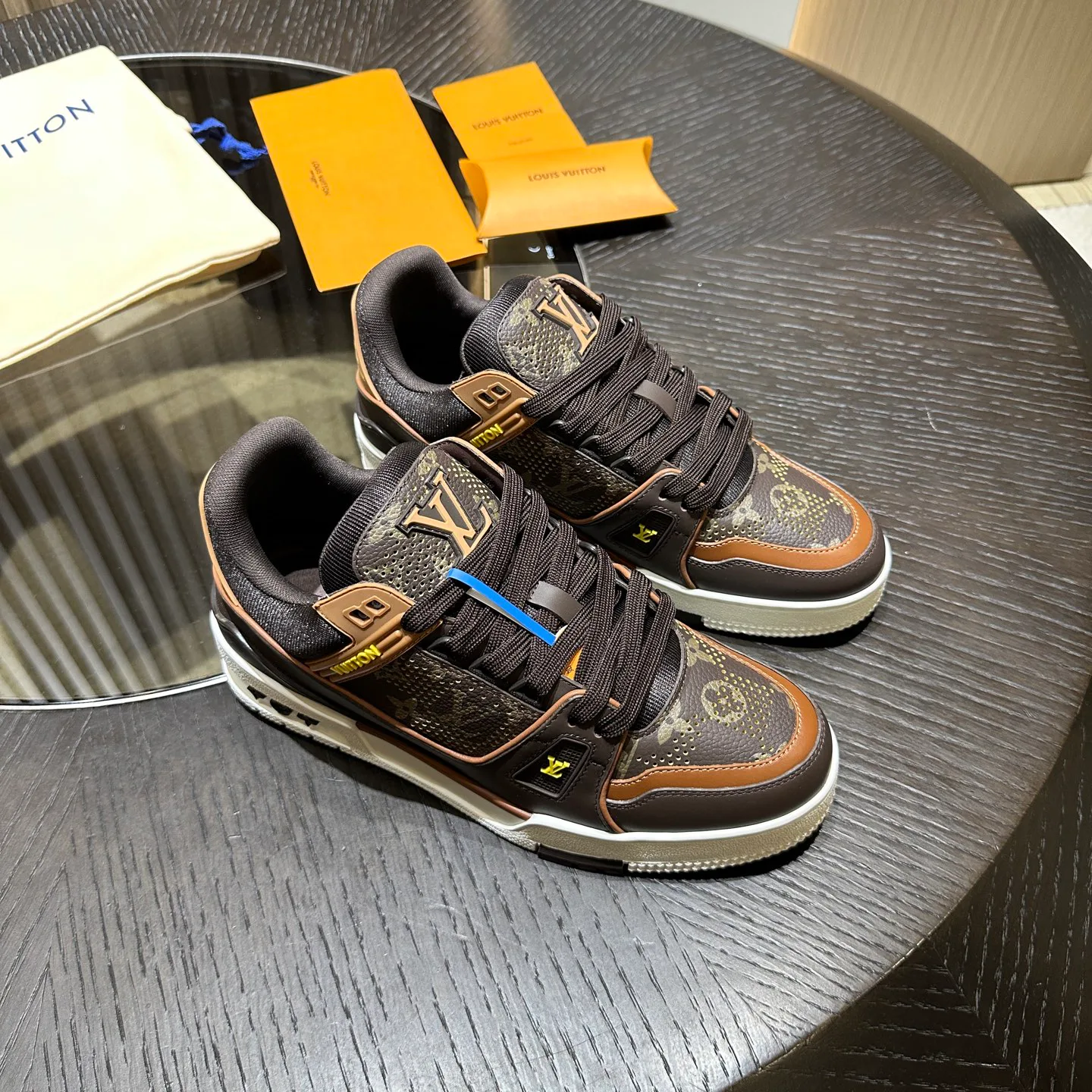Men's Sneakers LOUIS VUITTON 18192486