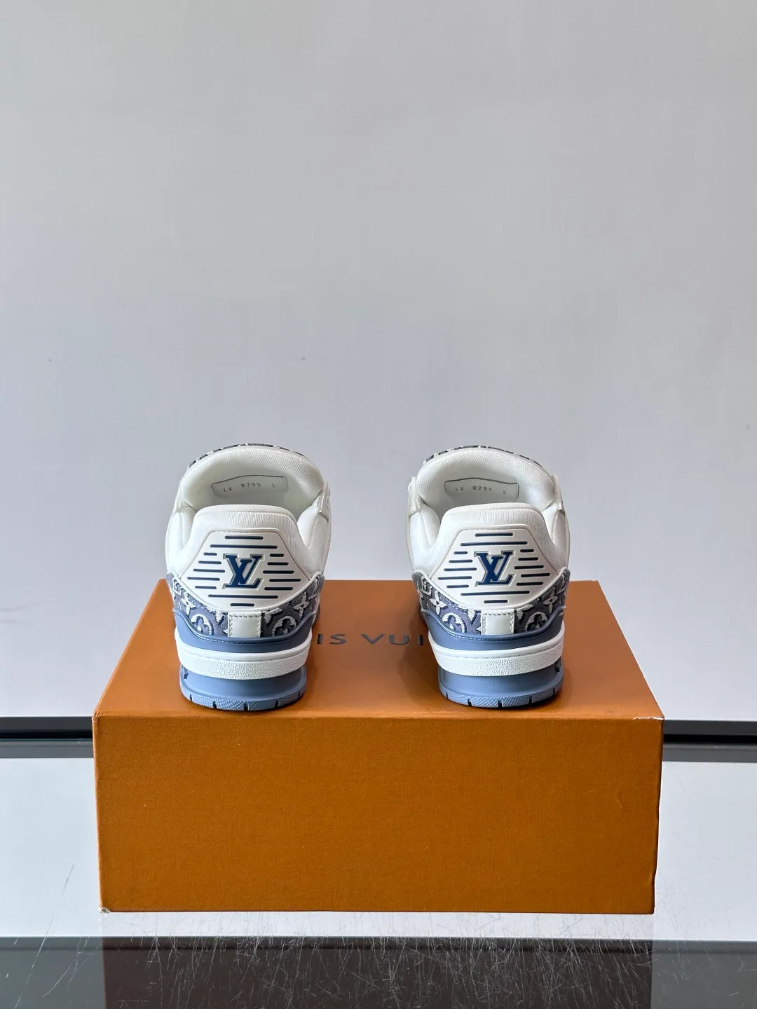 Men's Sneakers LOUIS VUITTON 17588571
