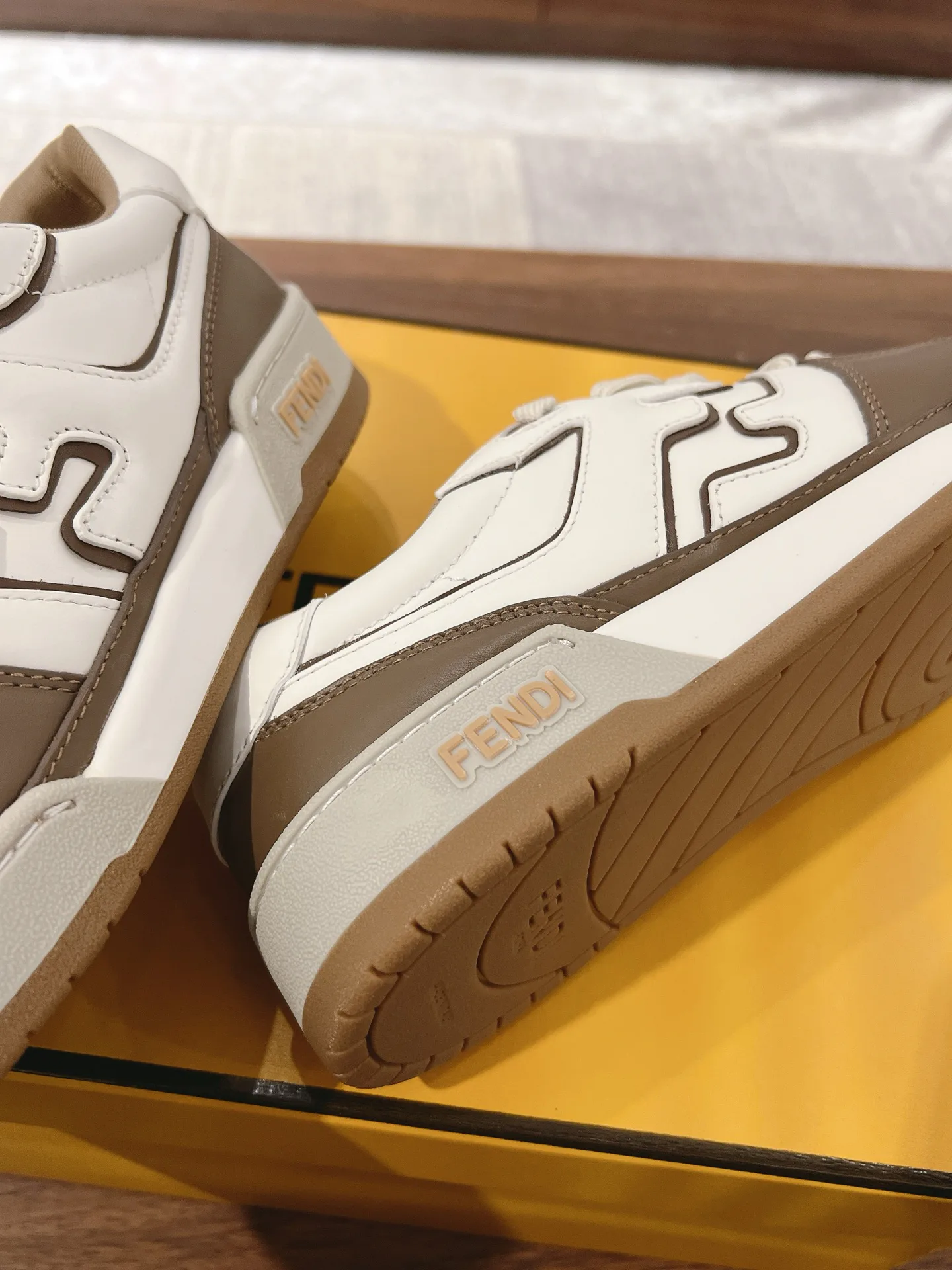 Women's Sneakers FENDI 18219544