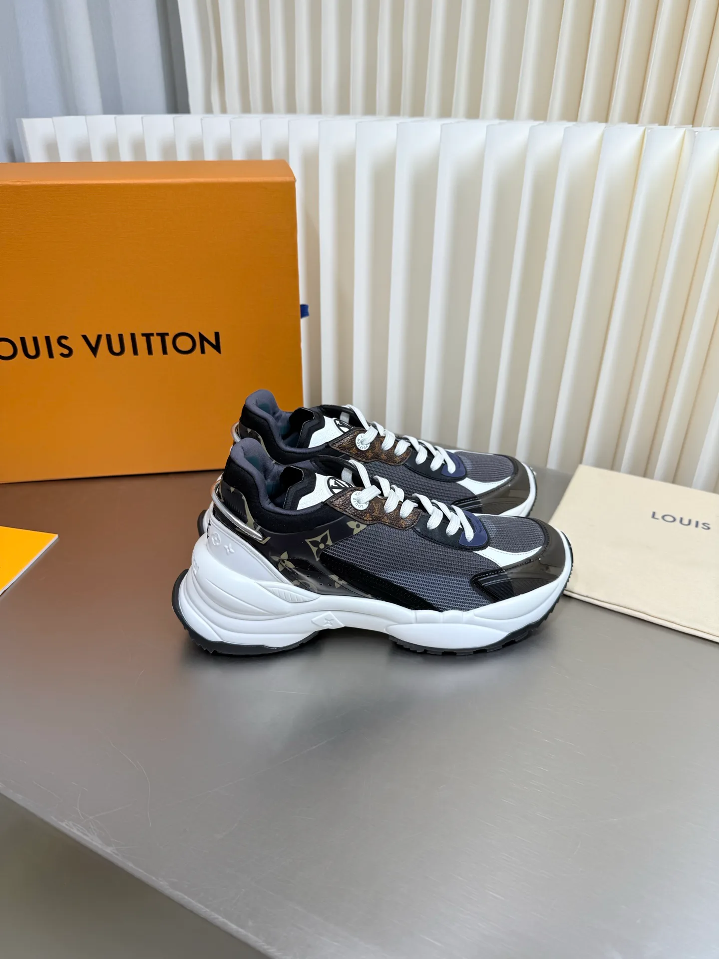Women's Sneakers LOUIS VUITTON 17873176