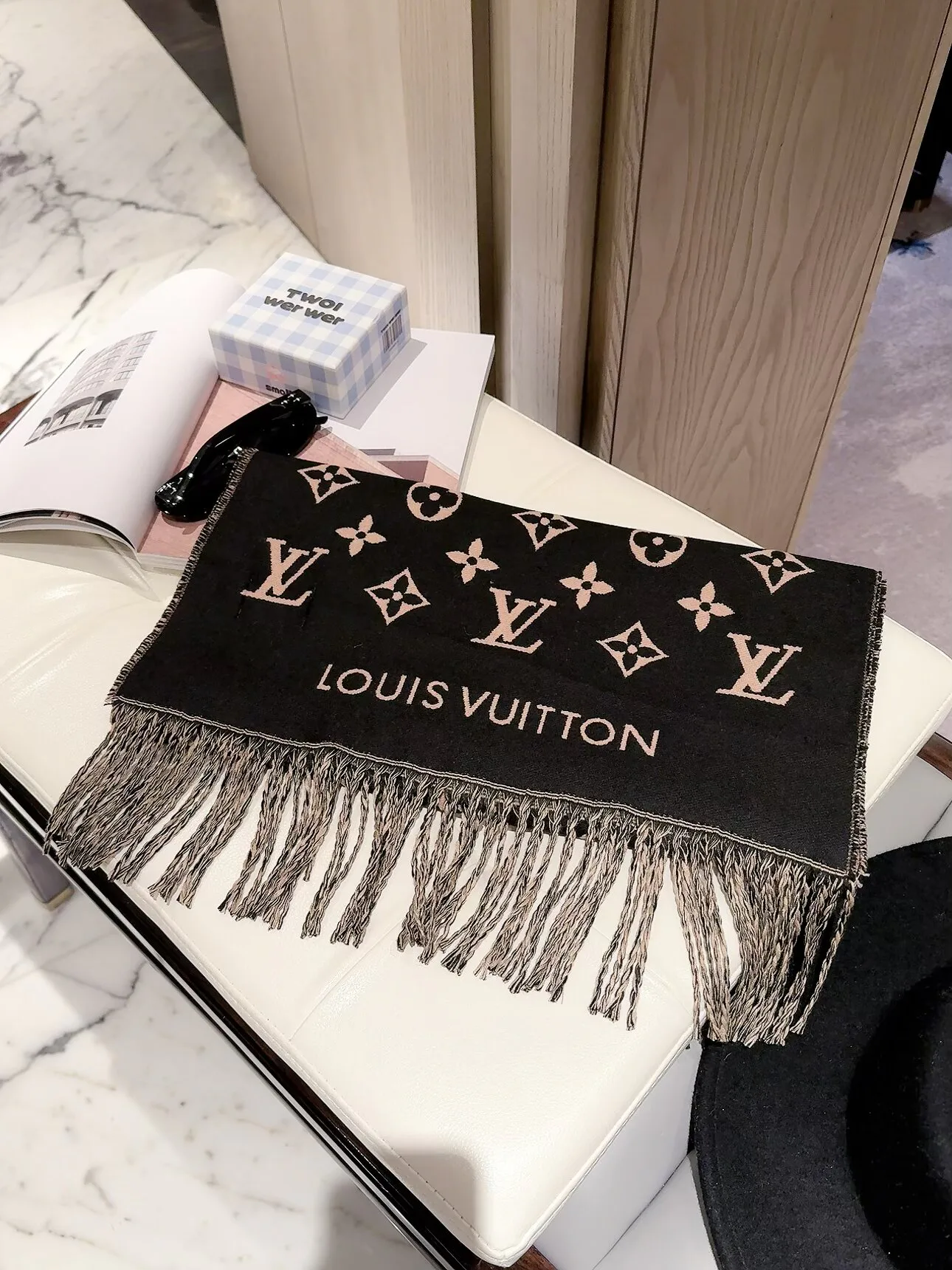 Scarves LOUIS VUITTON 18322602
