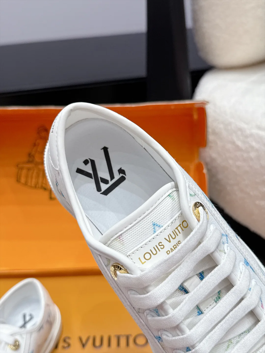 Women's Sneakers LOUIS VUITTON 18124797