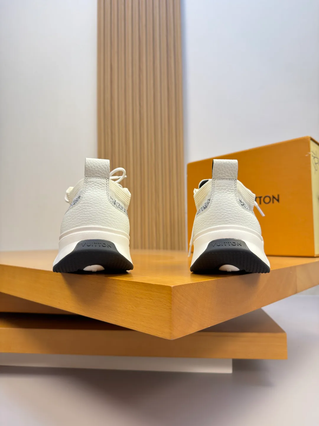 Men's Sneakers LOUIS VUITTON 18142541