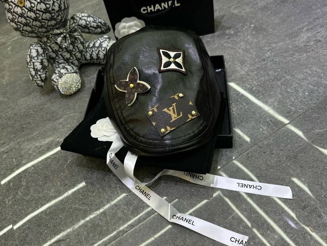 Hats LOUIS VUITTON 18105195