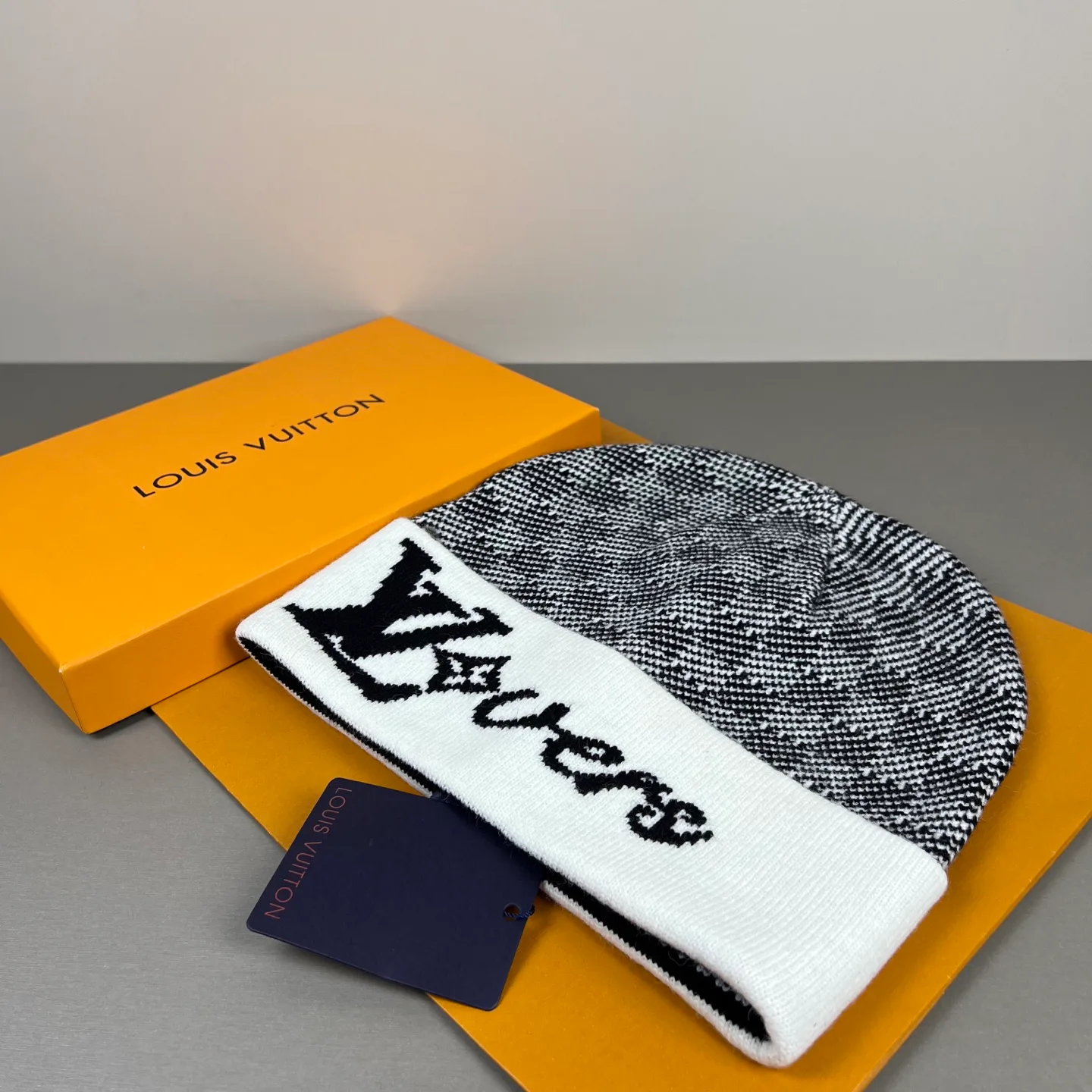 Hats LOUIS VUITTON 18105732