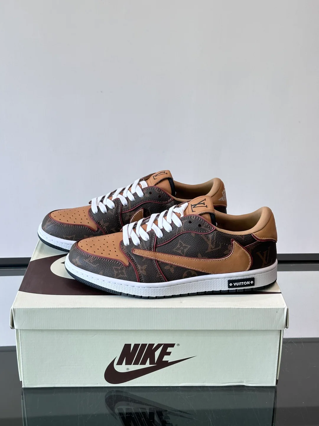 Men's Sneakers LOUIS VUITTON 18274511