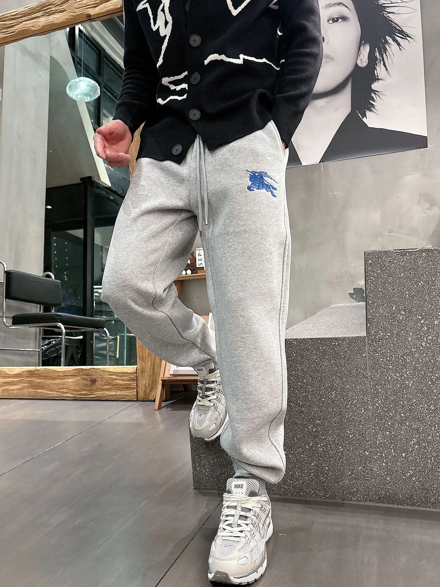 Брюки Мужские Burberry 18596885