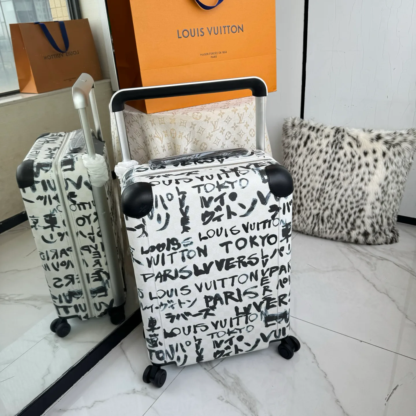 Suitcases LOUIS VUITTON 17675228