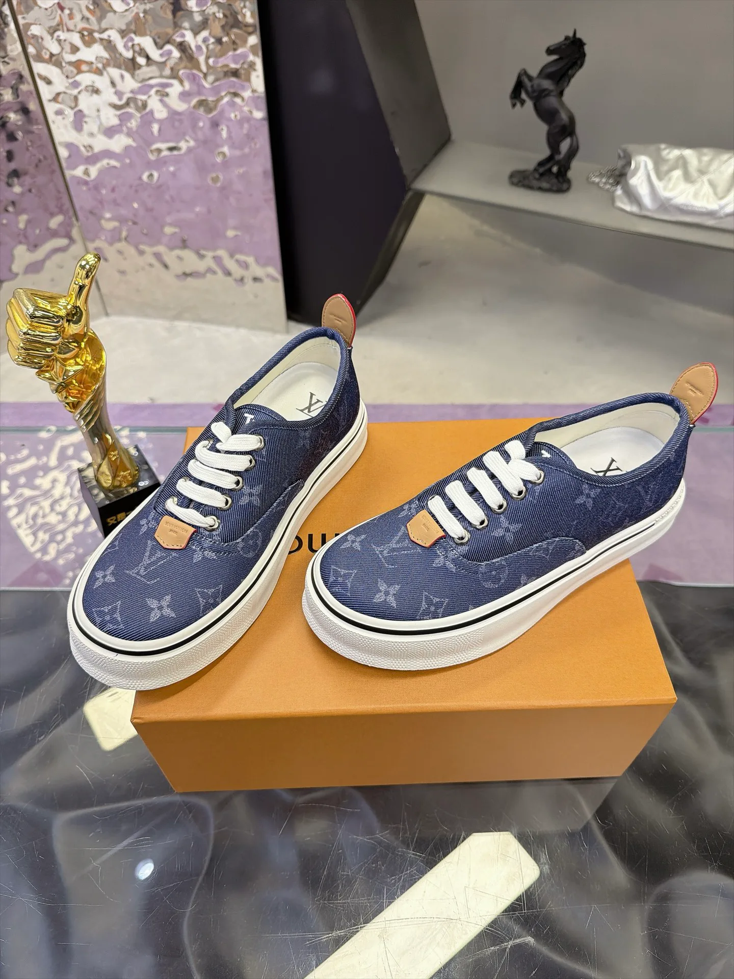 Women's Sneakers LOUIS VUITTON 17930905