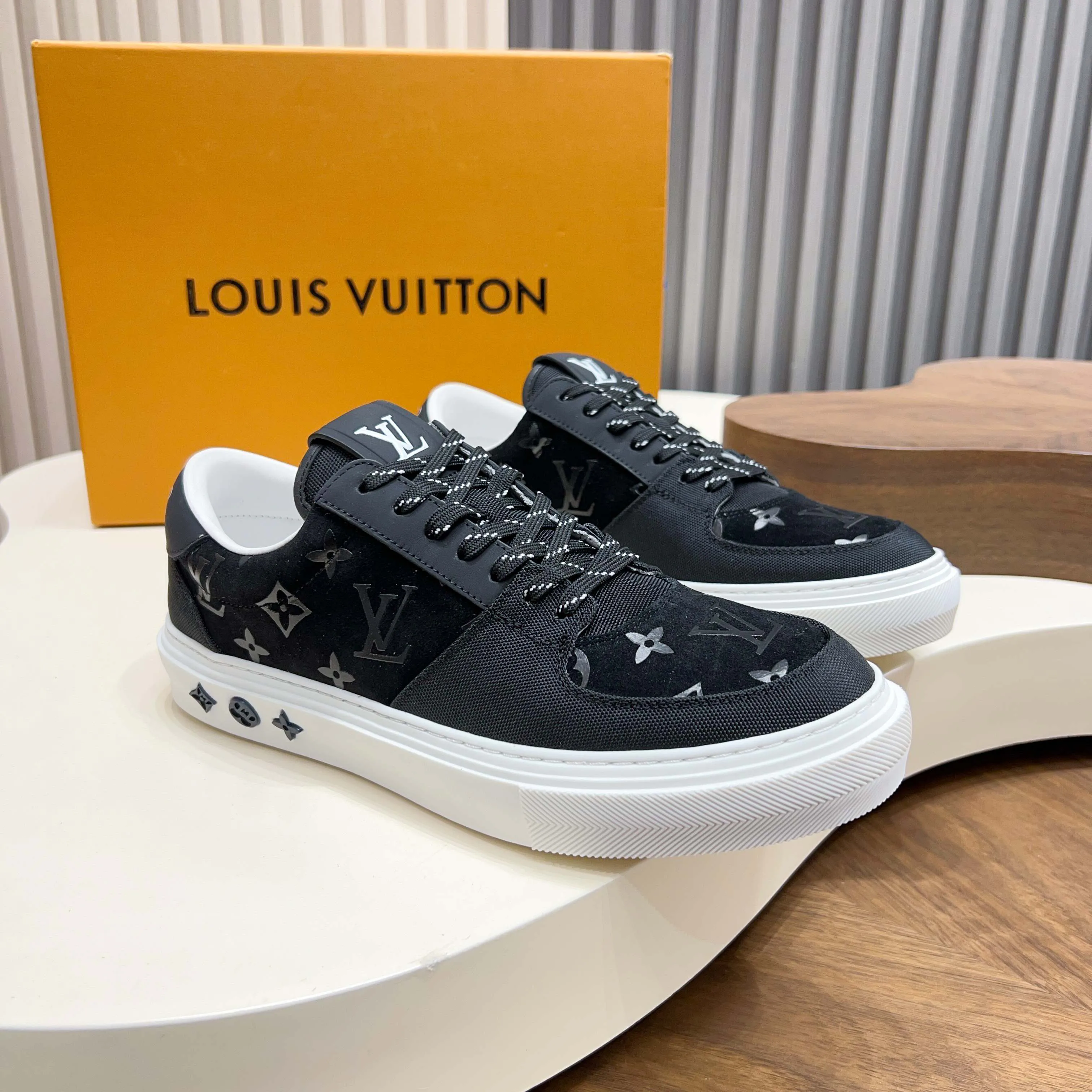 Men's Sneakers LOUIS VUITTON 18117093