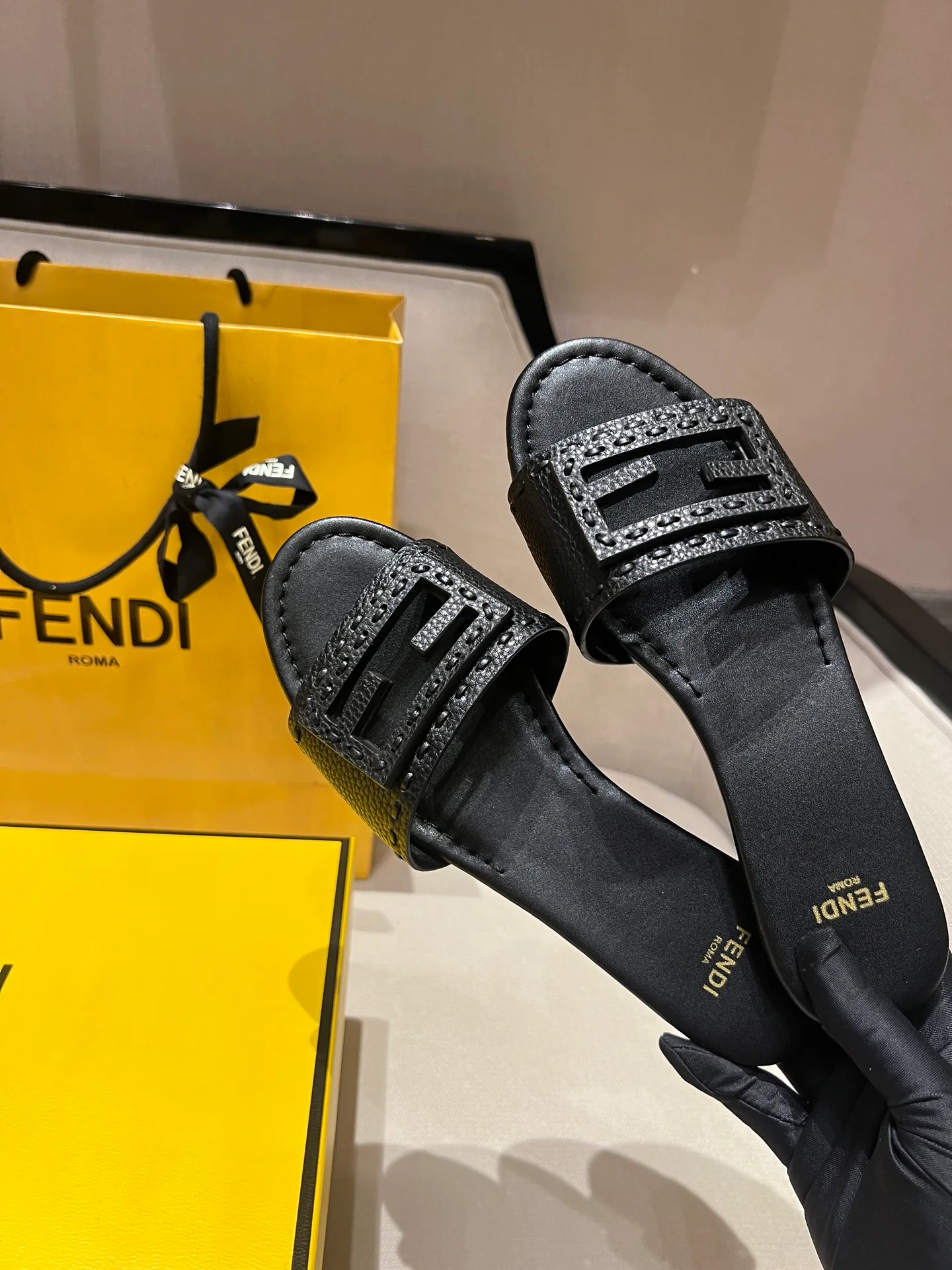 Women's Flip-Flops FENDI 17594293