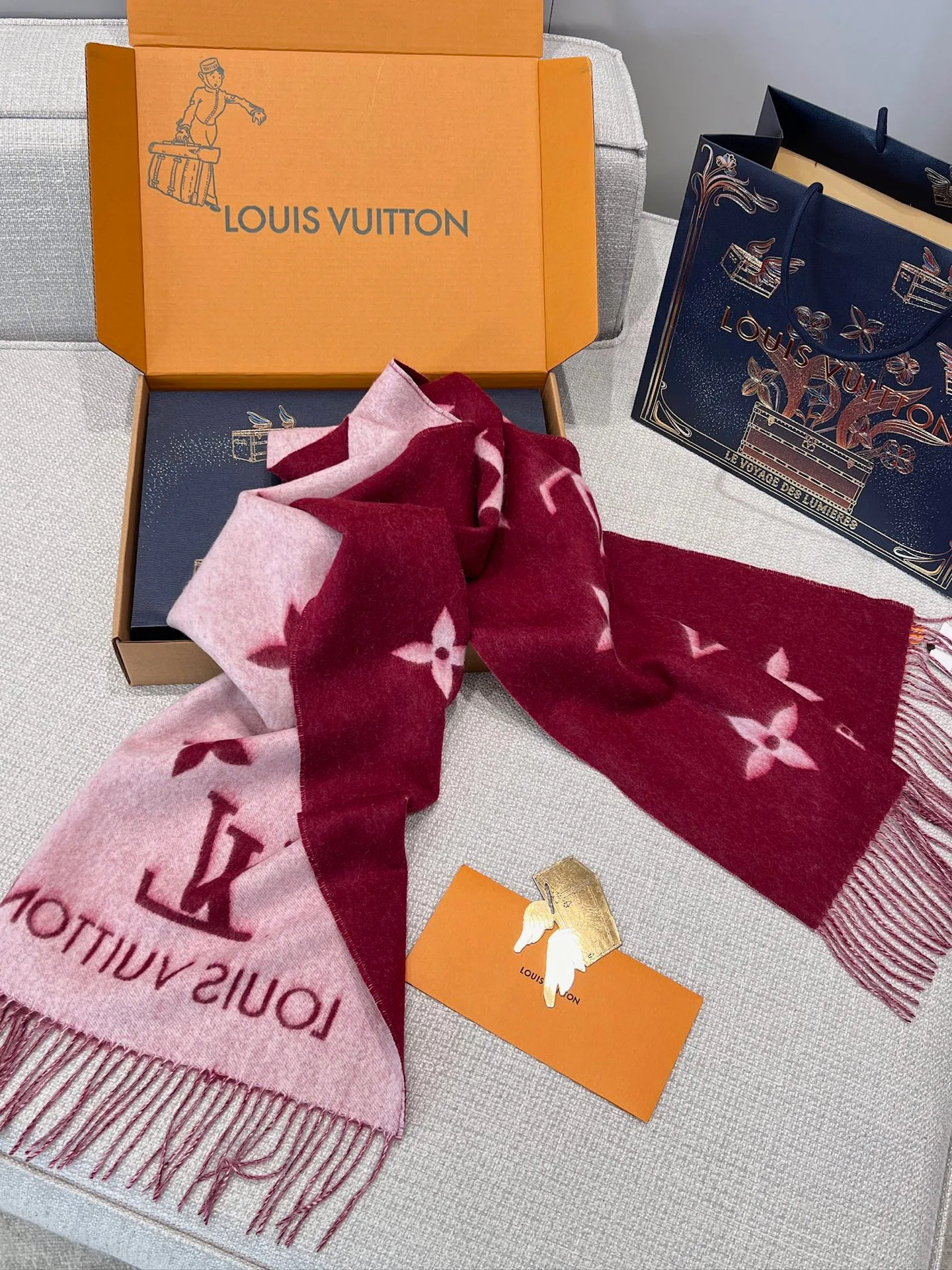Scarves LOUIS VUITTON 18210446