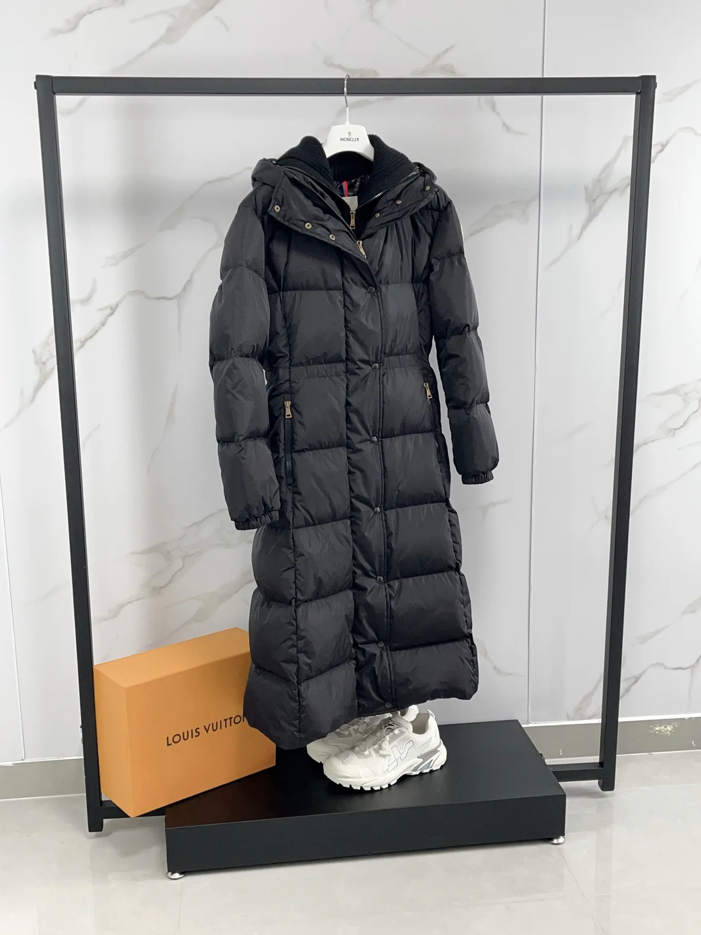 Women's Jackets And Down Jackets MONCLER 18188962