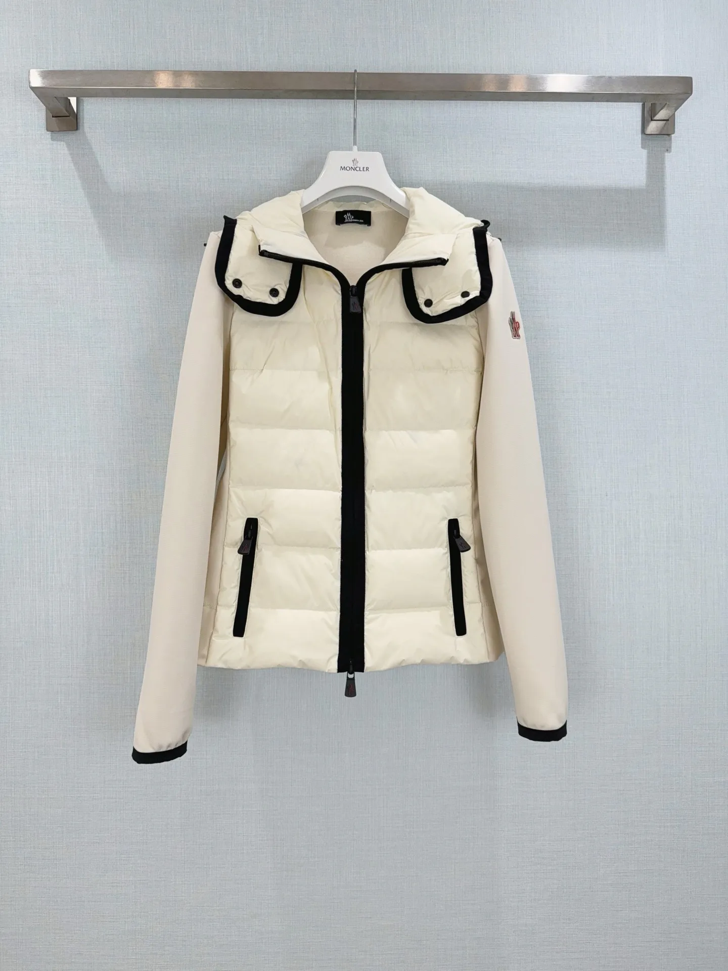 Women's Jackets And Down Jackets MONCLER 18474209