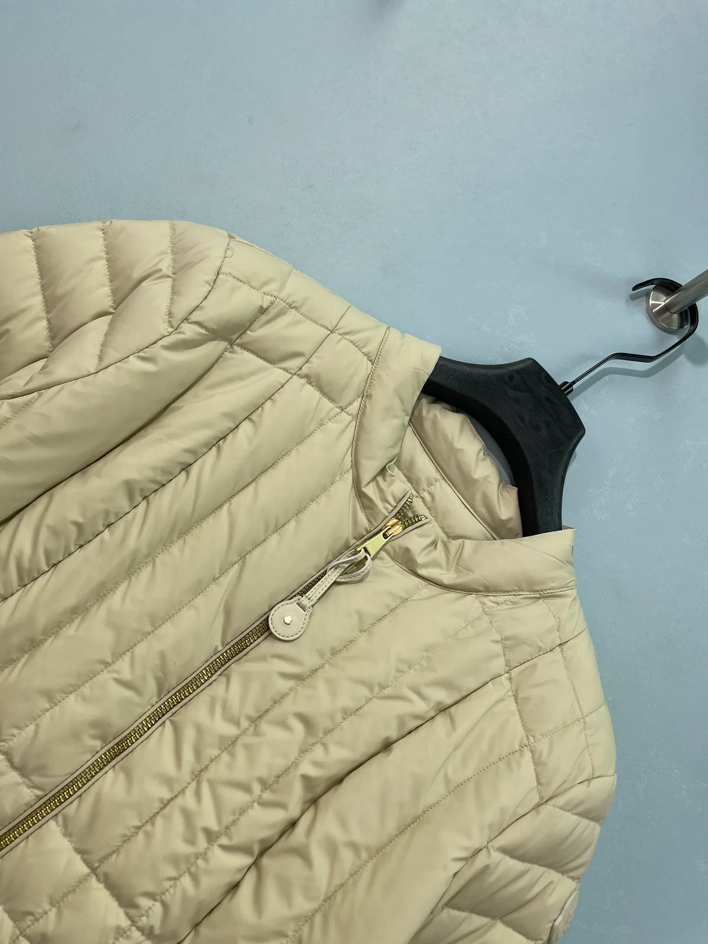 Women's Jackets And Down Jackets MONCLER 18513401