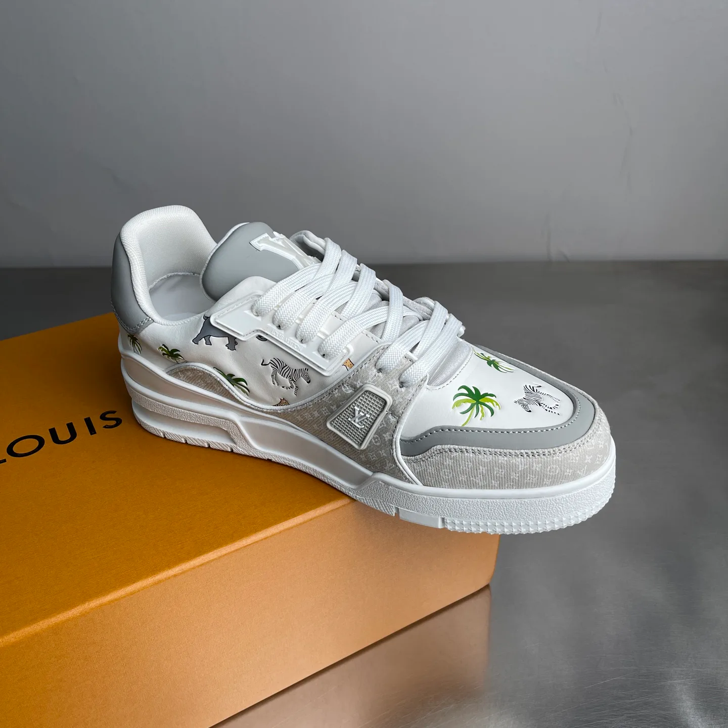 Men's Sneakers LOUIS VUITTON 18437394