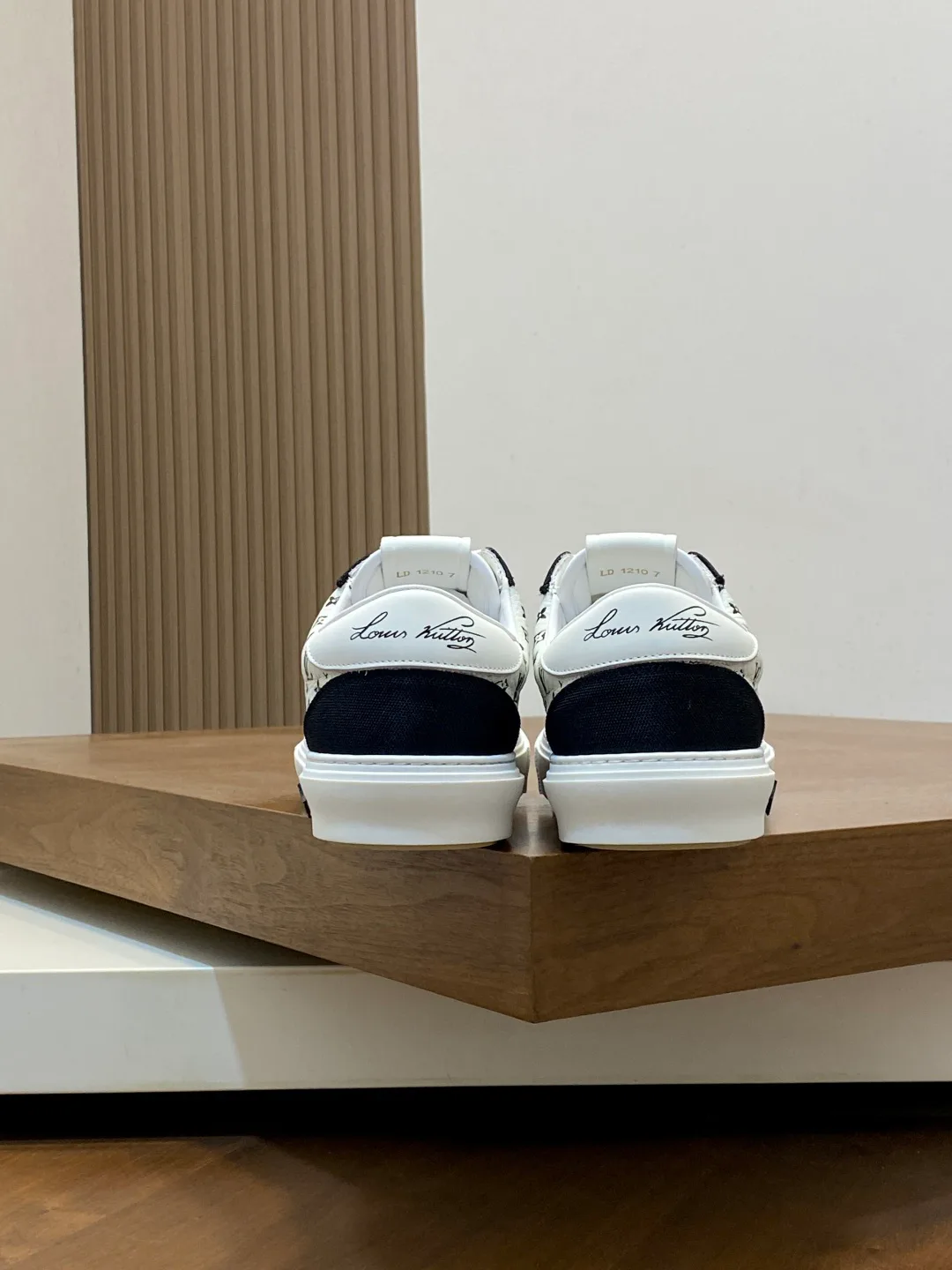Men's Sneakers LOUIS VUITTON 18078962