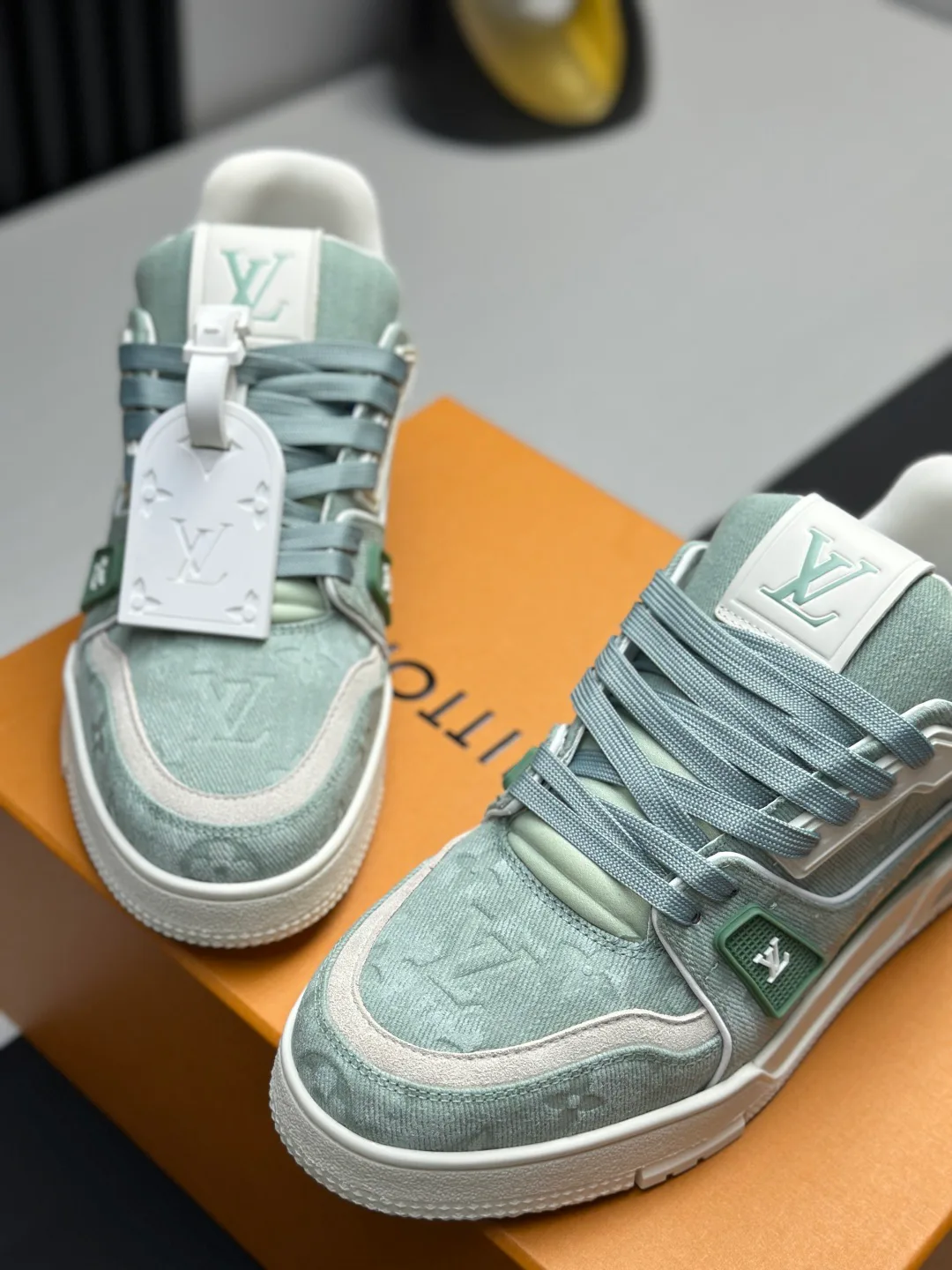 Women's Sneakers LOUIS VUITTON 18011604