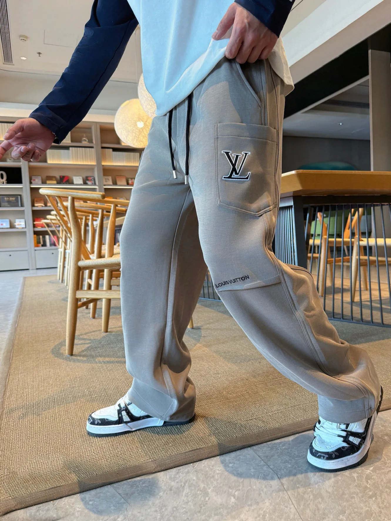 Men's Trousers LOUIS VUITTON 18345821