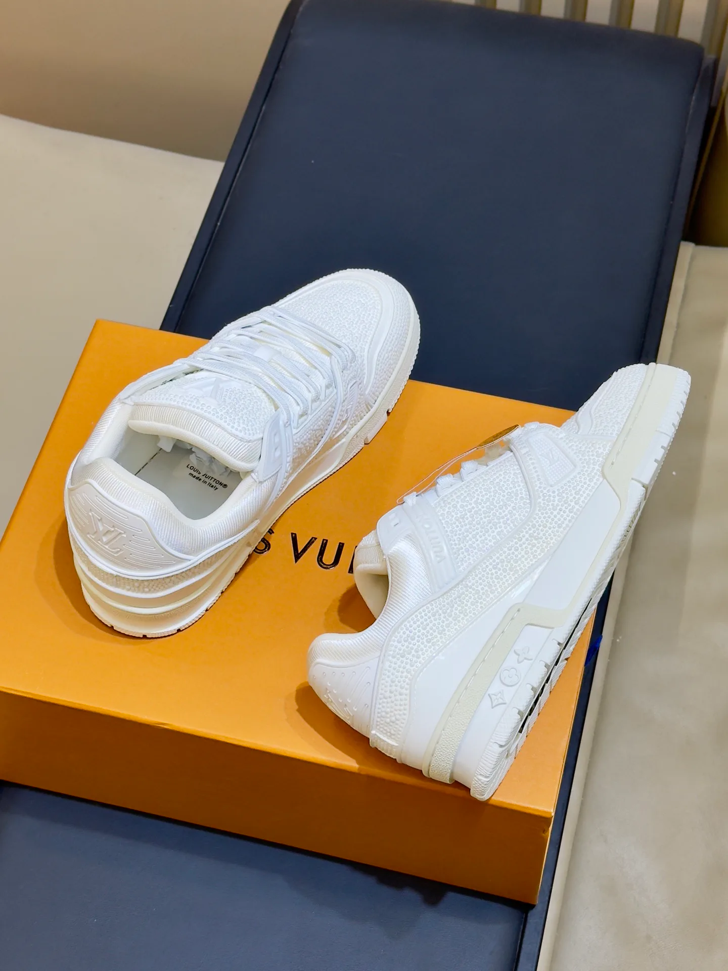 Women's Sneakers LOUIS VUITTON 18073560