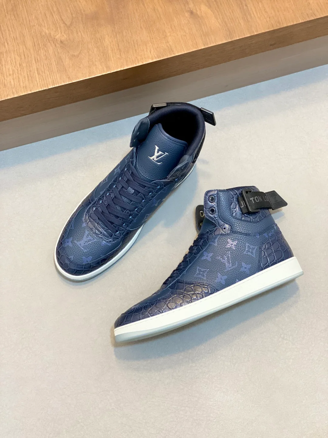 Men's Sneakers LOUIS VUITTON 18265101