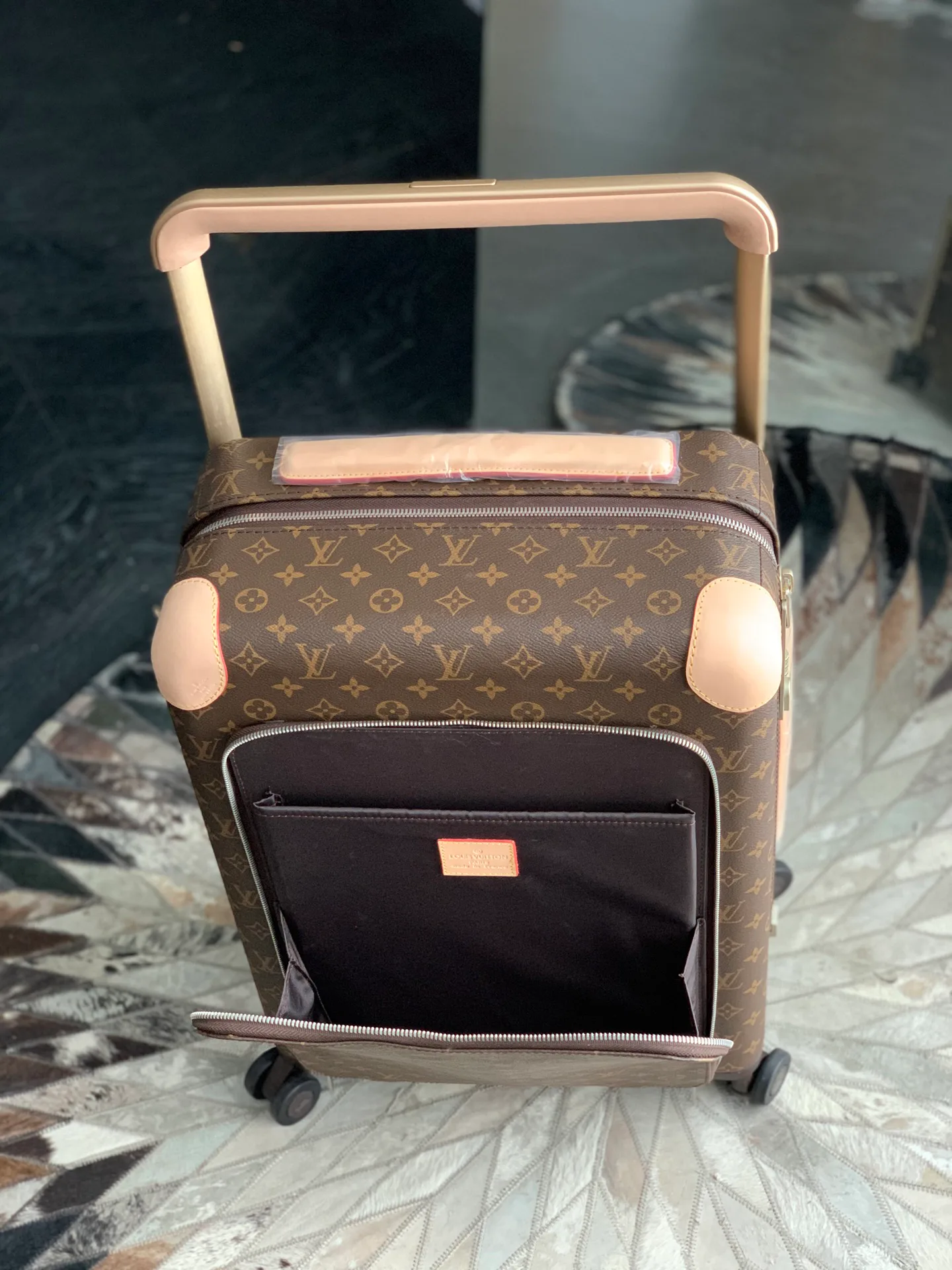 Suitcases LOUIS VUITTON 17055902