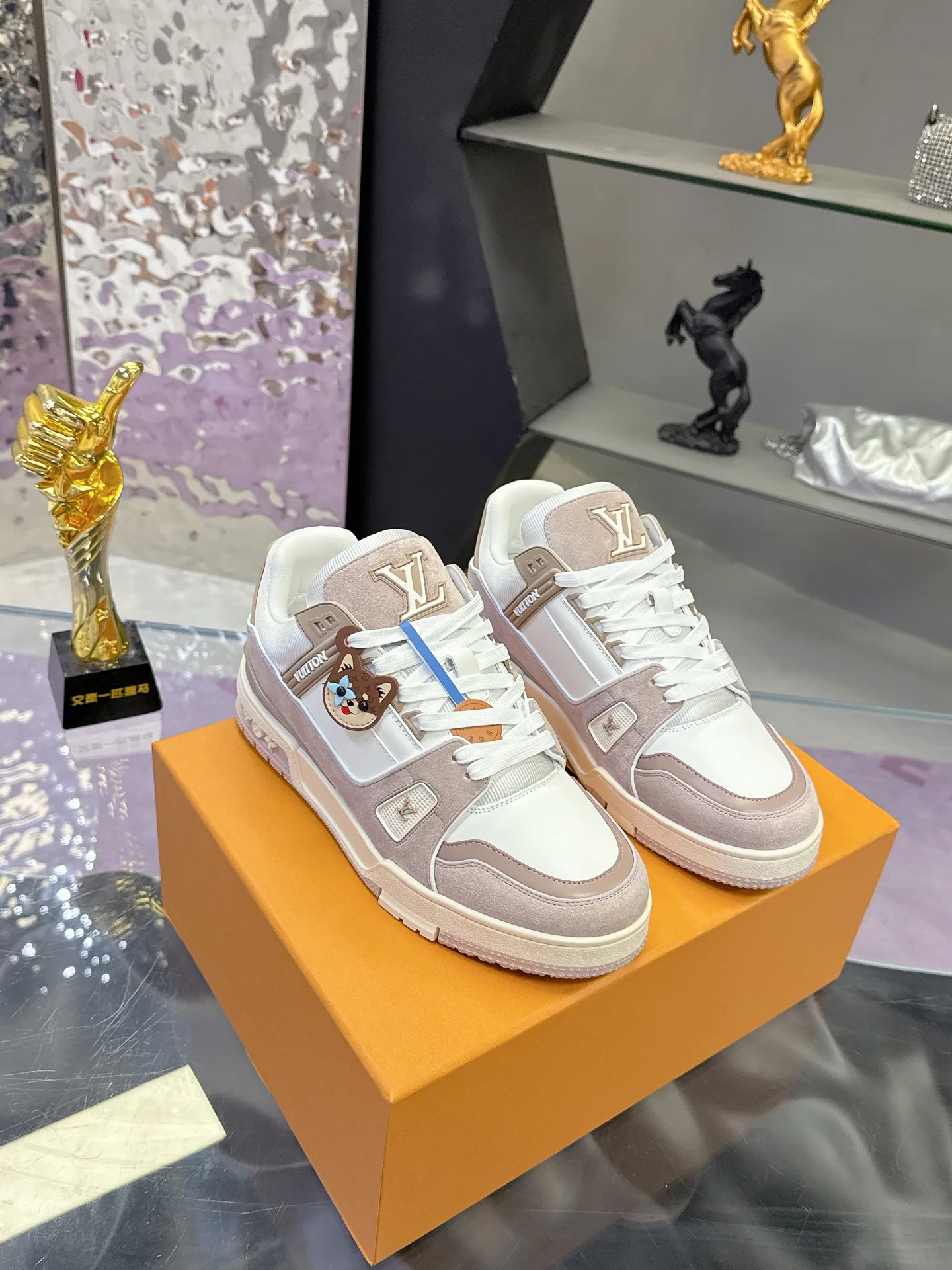 Women's Sneakers LOUIS VUITTON 18104015