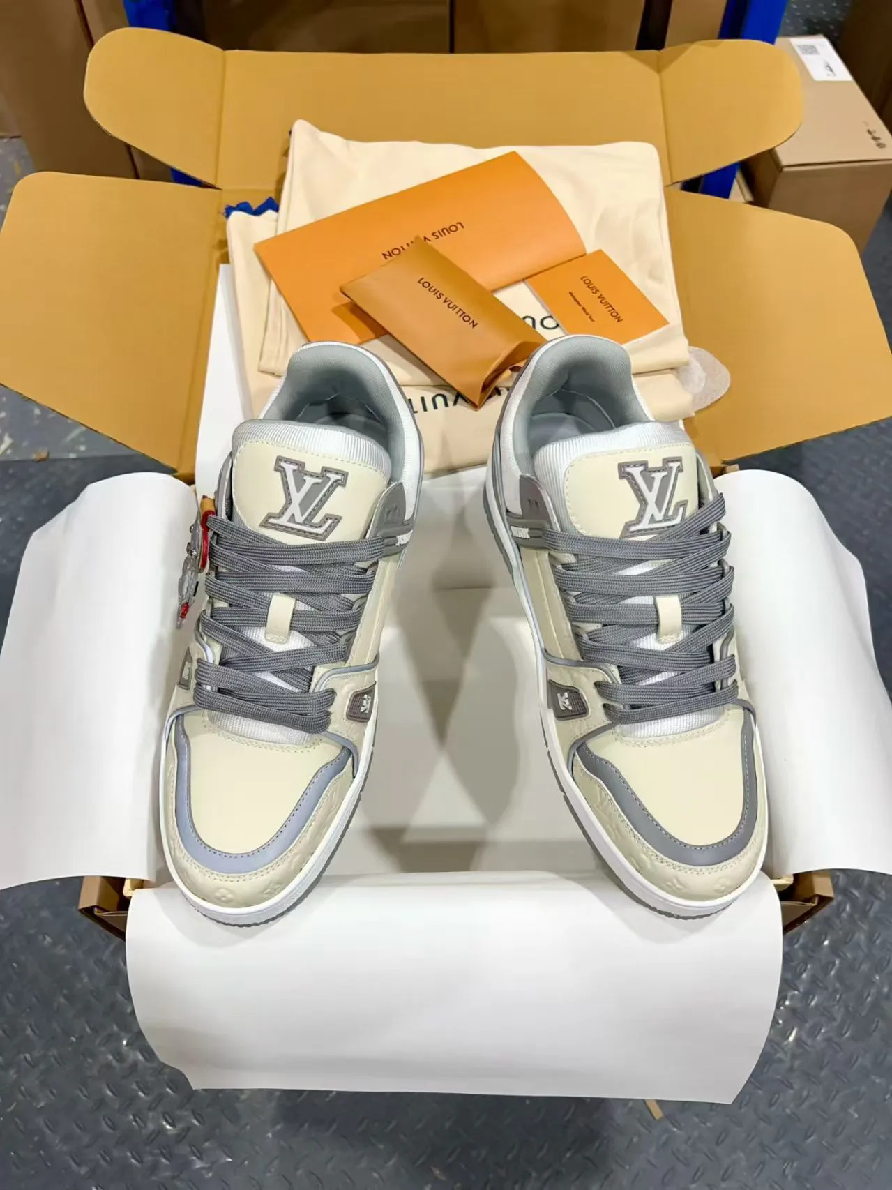 Men's Sneakers LOUIS VUITTON 18170754
