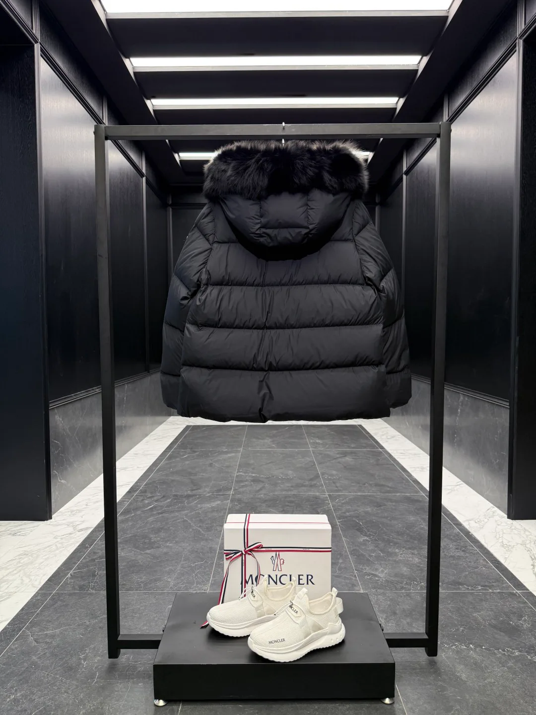 Women's Jackets And Down Jackets MONCLER 18510381