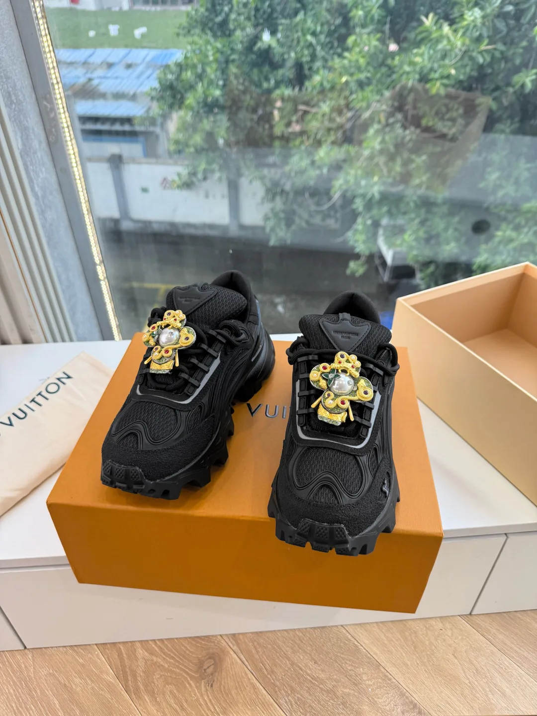 Women's Sneakers LOUIS VUITTON 18053490