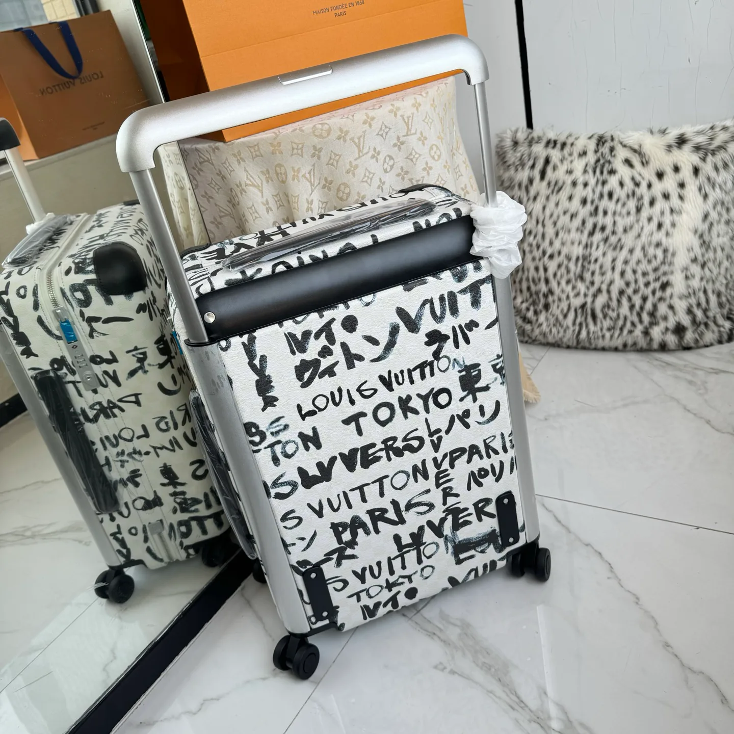 Suitcases LOUIS VUITTON 17675228