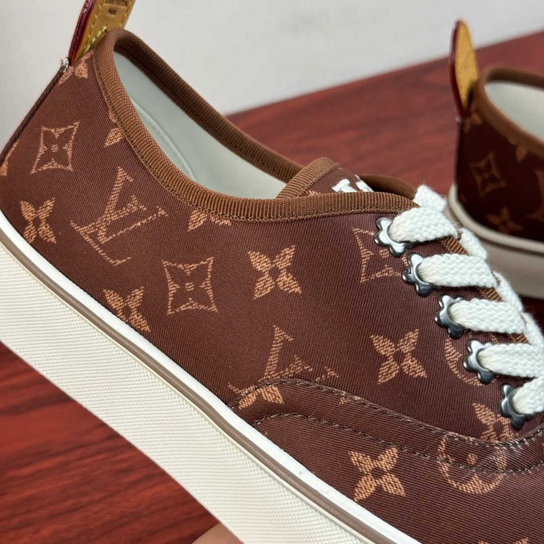 Men's Sneakers LOUIS VUITTON 18100538