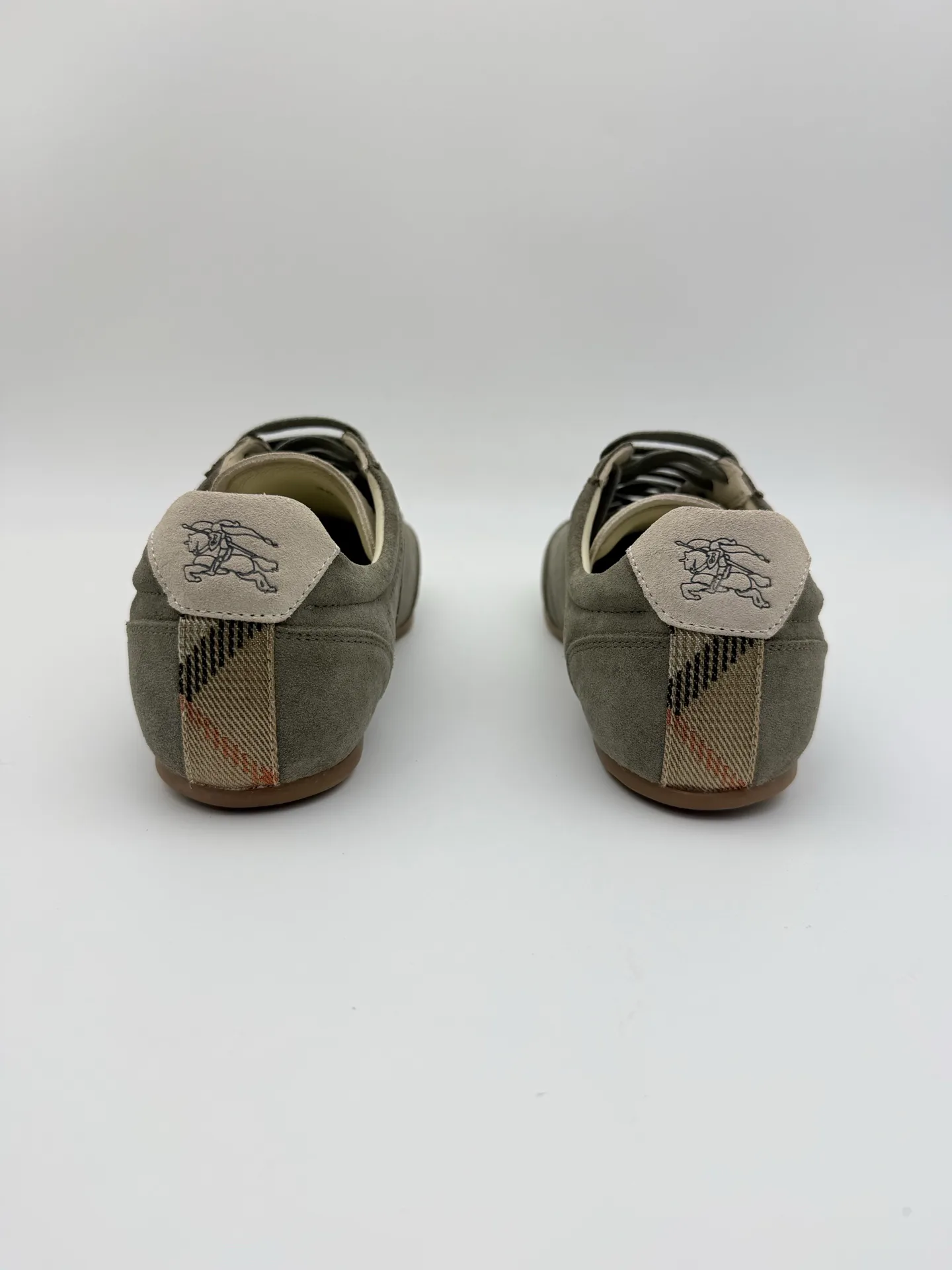 Кроссовки Женские Burberry 18589208