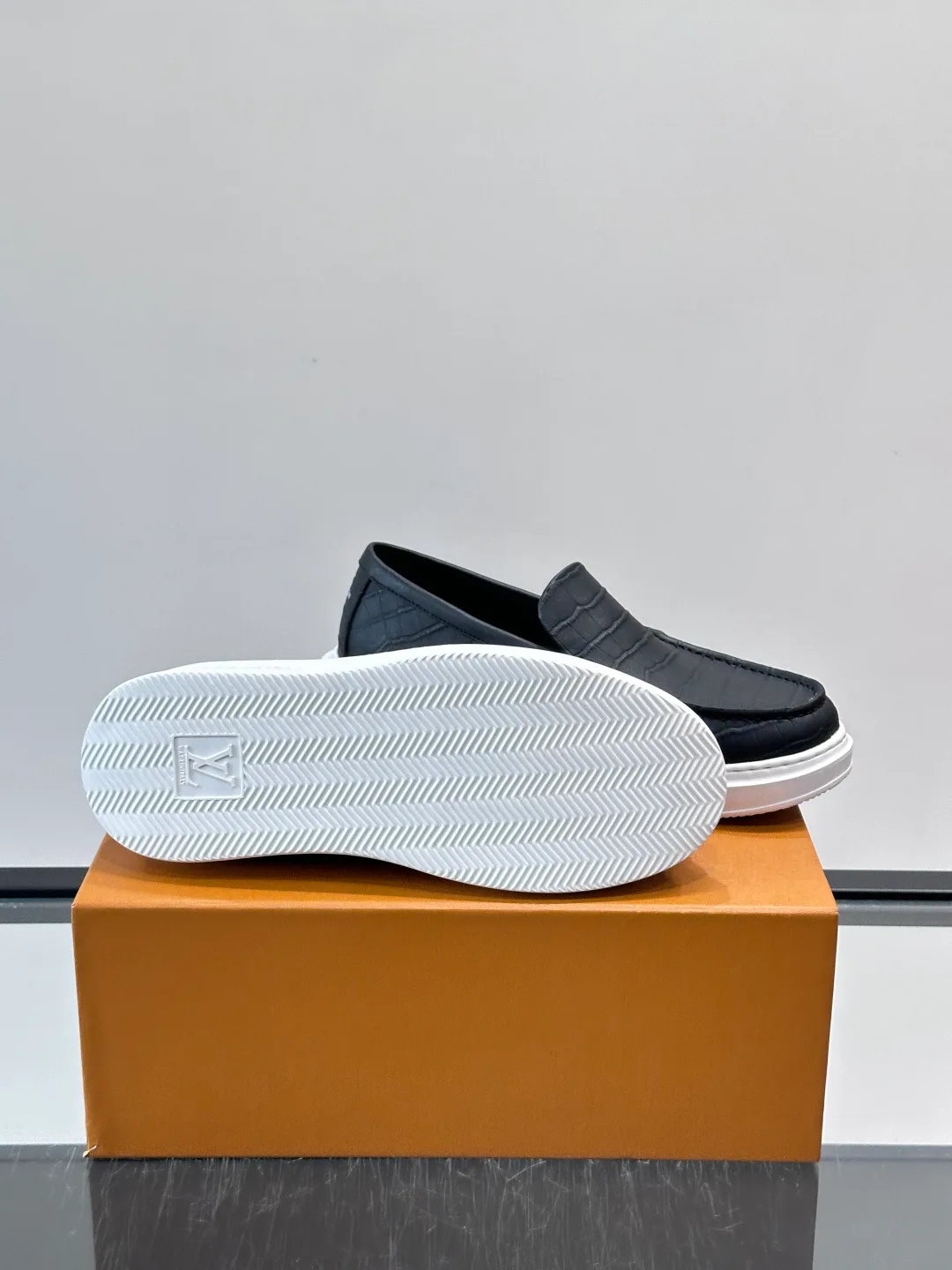 Men's Loafers And Dress Shoes LOUIS VUITTON 17806107