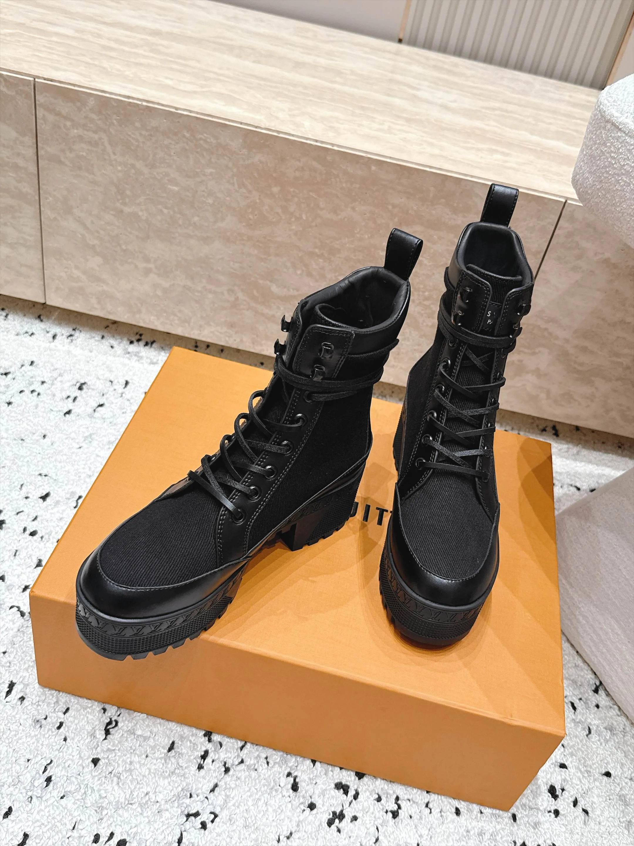 Ботинки Женские Louis Vuitton 18636714