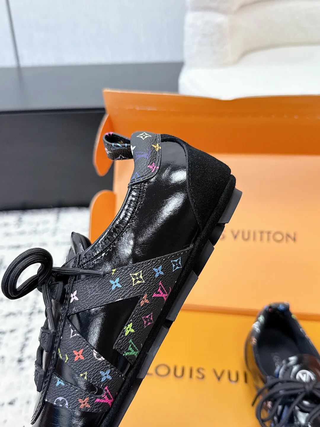 Women's Sneakers LOUIS VUITTON 18409685