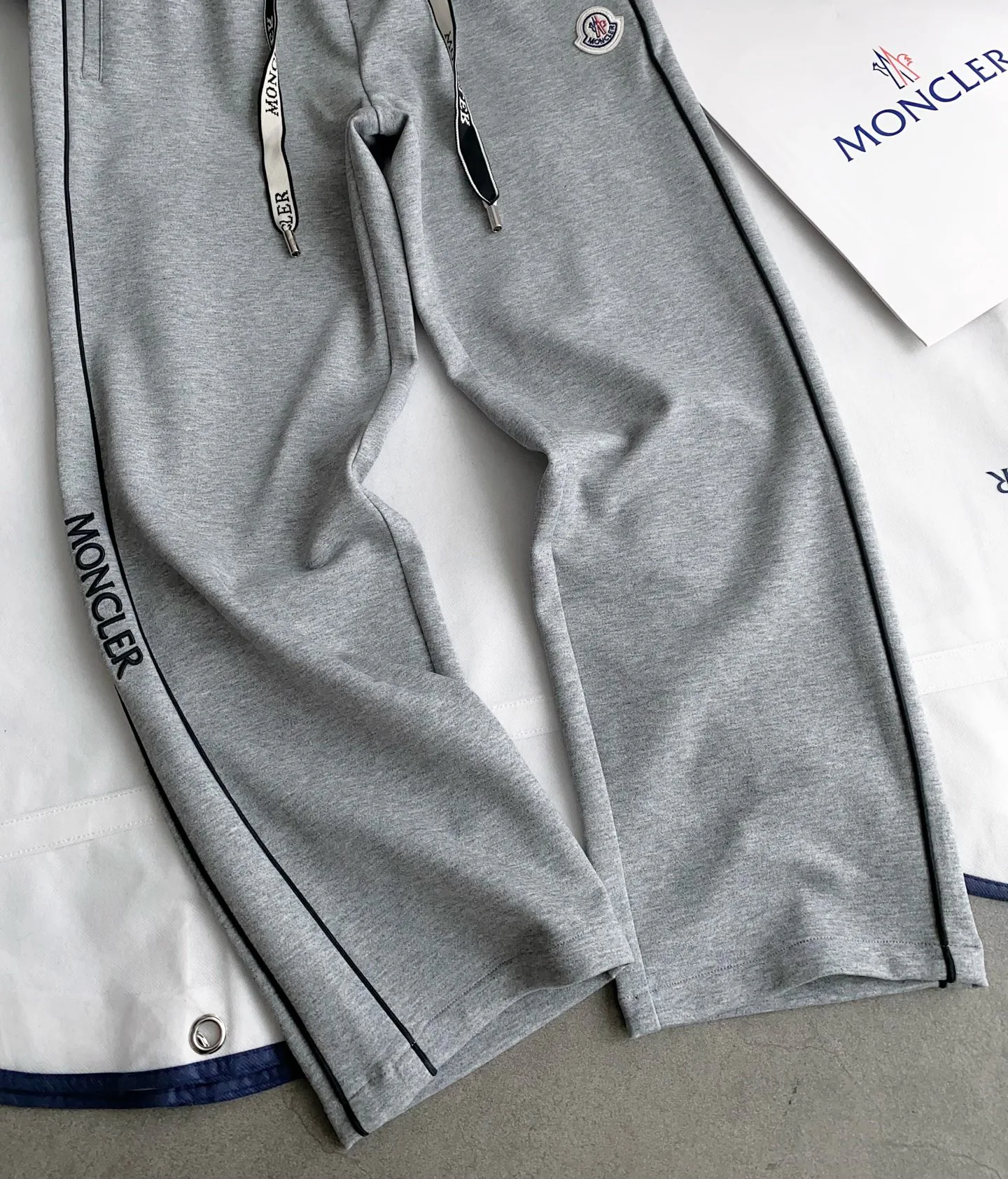Men's Trousers MONCLER 18469121