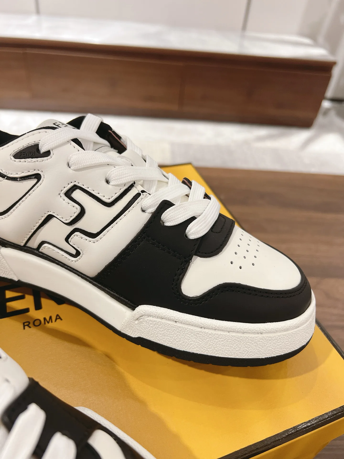 Women's Sneakers FENDI 18219551